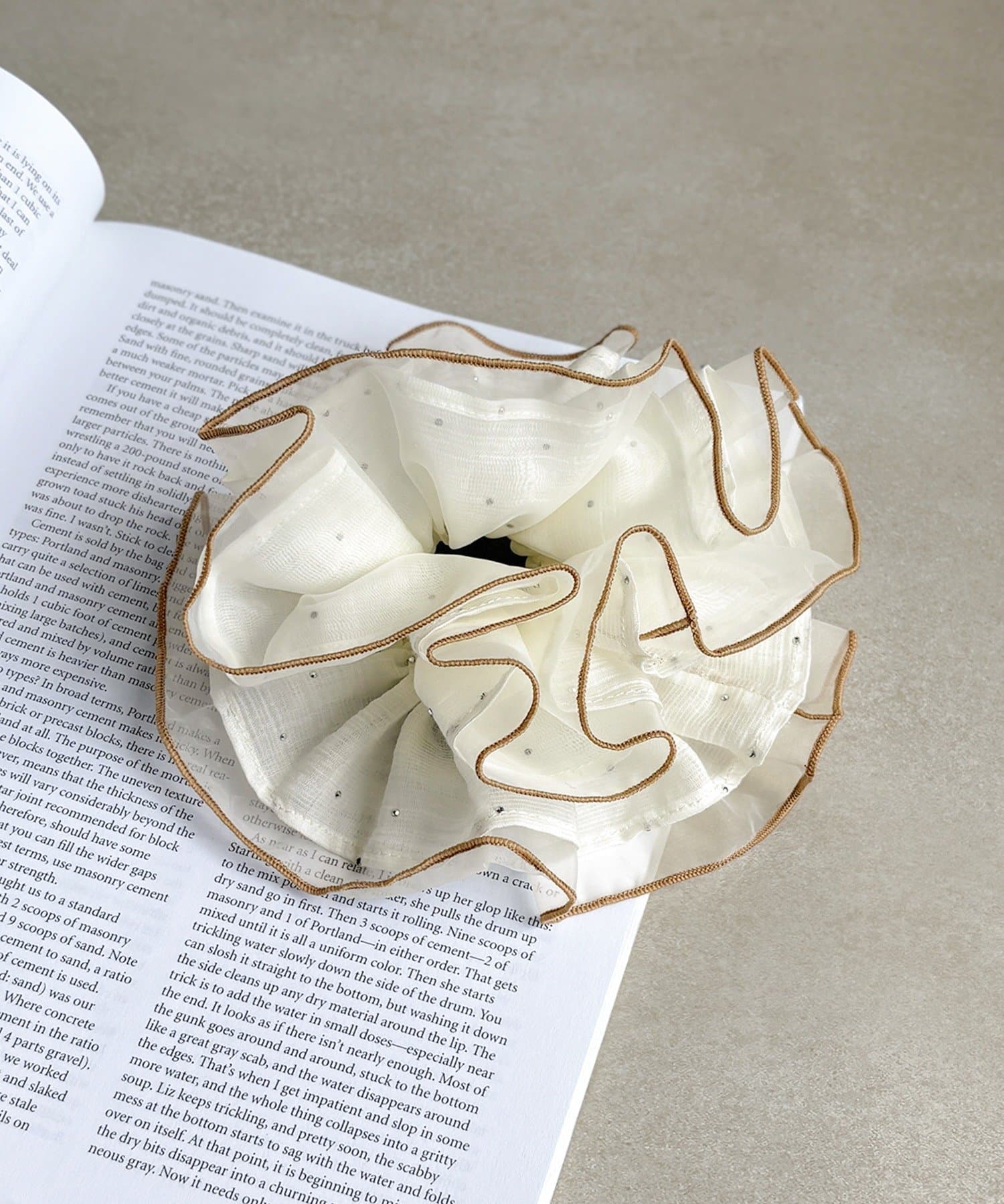 3COINS(スリーコインズ) キラキラフリルシュシュ