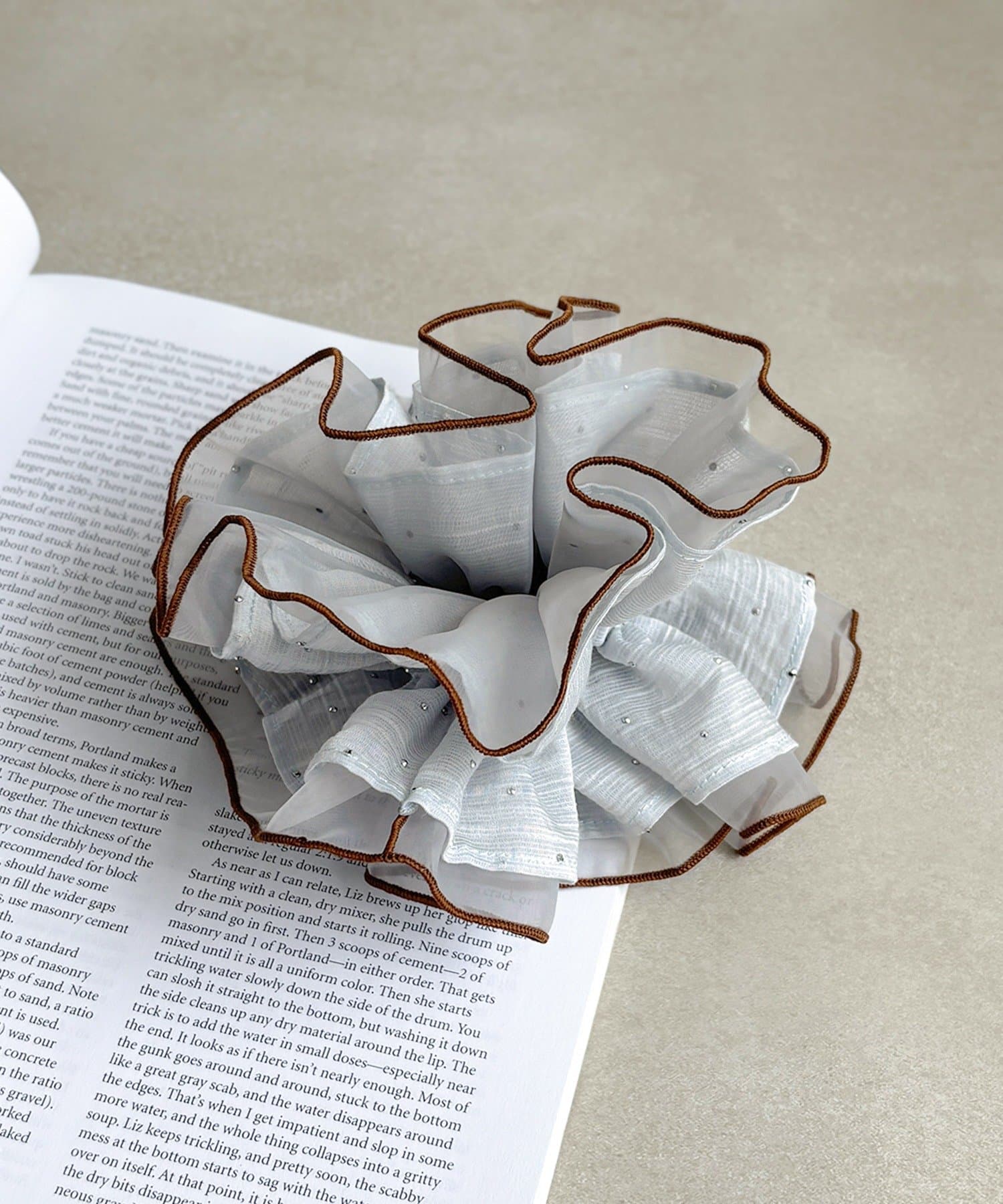 3COINS(スリーコインズ) キラキラフリルシュシュ