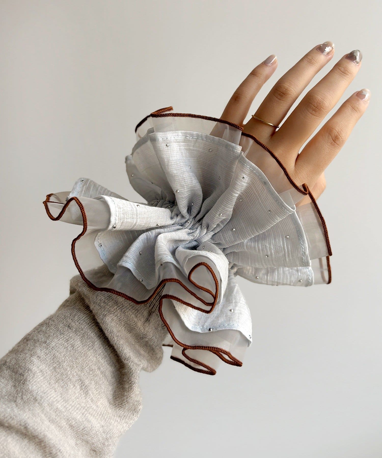 3COINS(スリーコインズ) キラキラフリルシュシュ