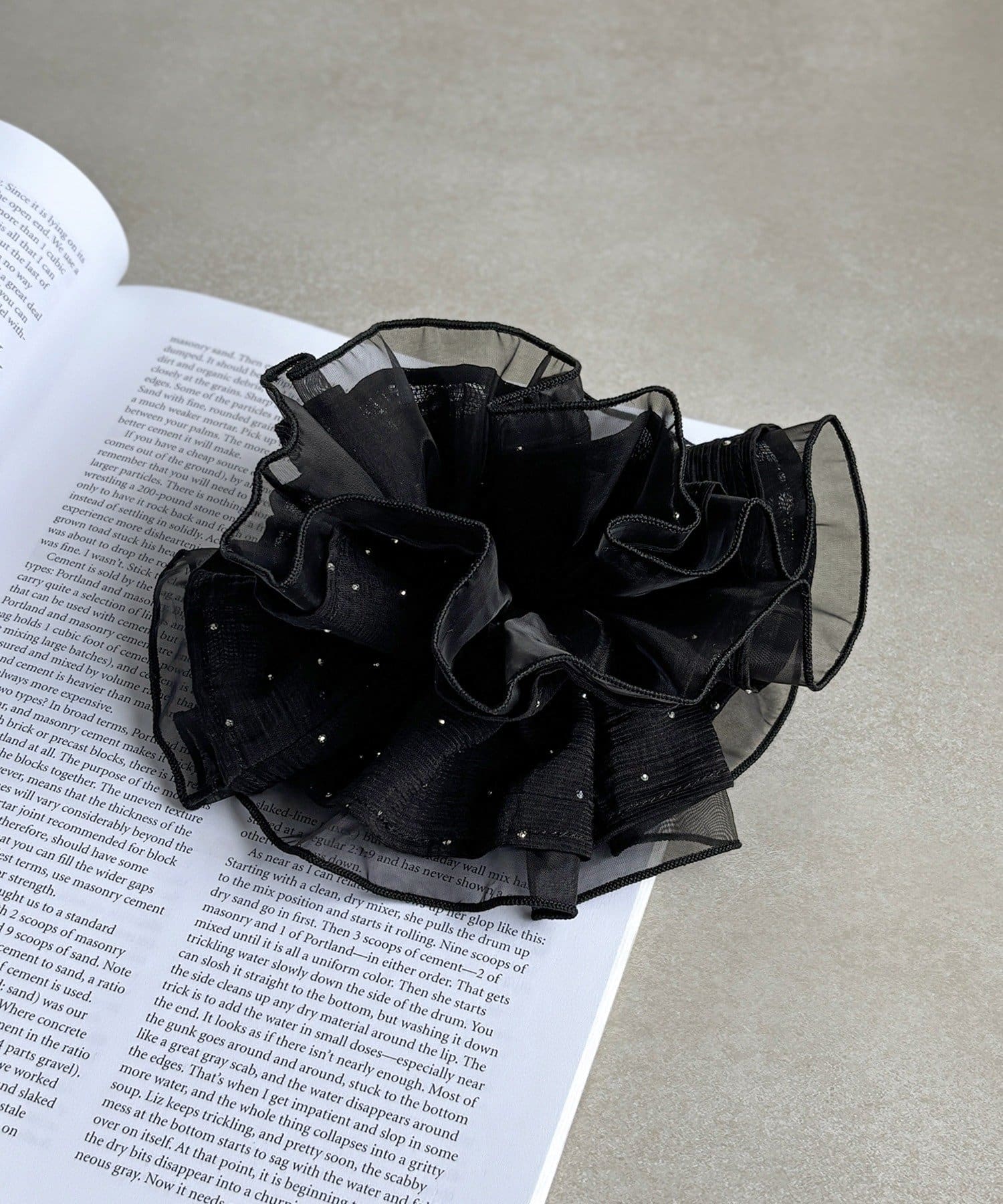 3COINS(スリーコインズ) キラキラフリルシュシュ