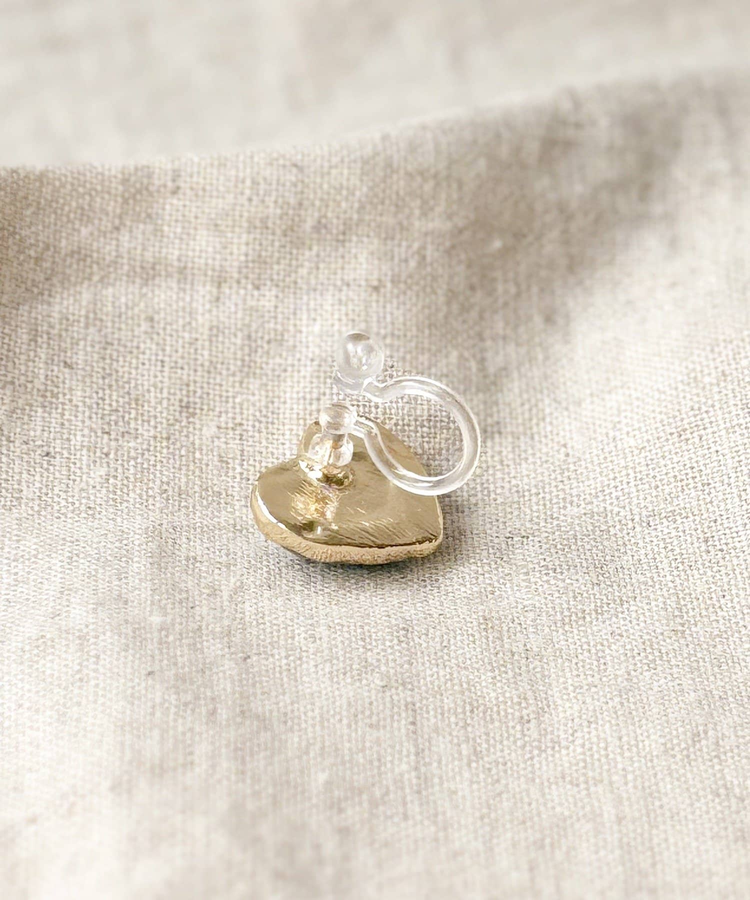 3COINS(スリーコインズ) プックリラメハート樹脂イヤリング／KIDS