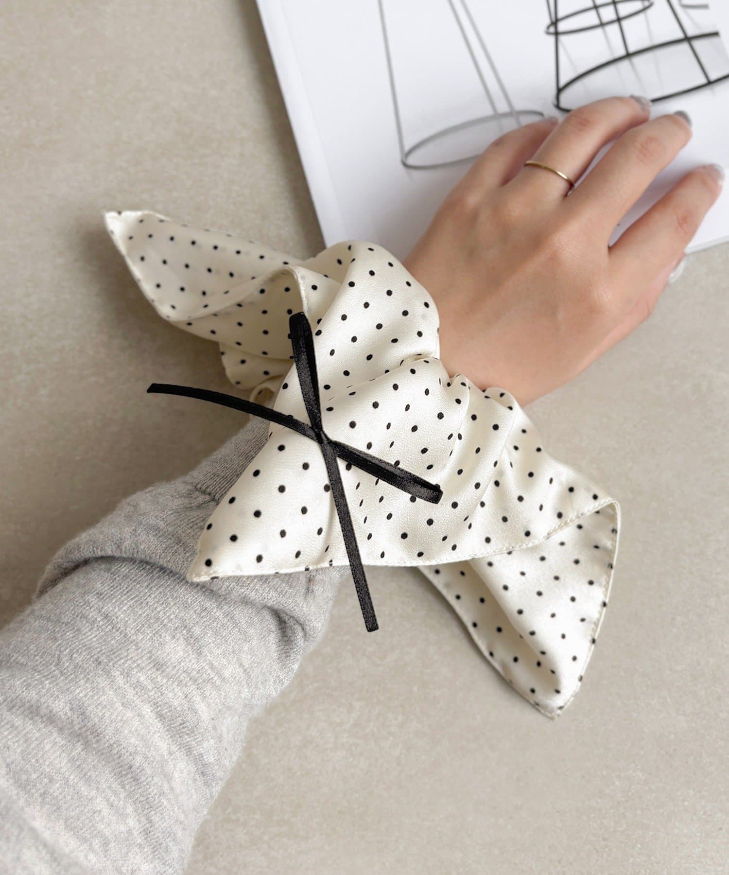 3COINS(スリーコインズ) ドットスクエアビッグシュシュ