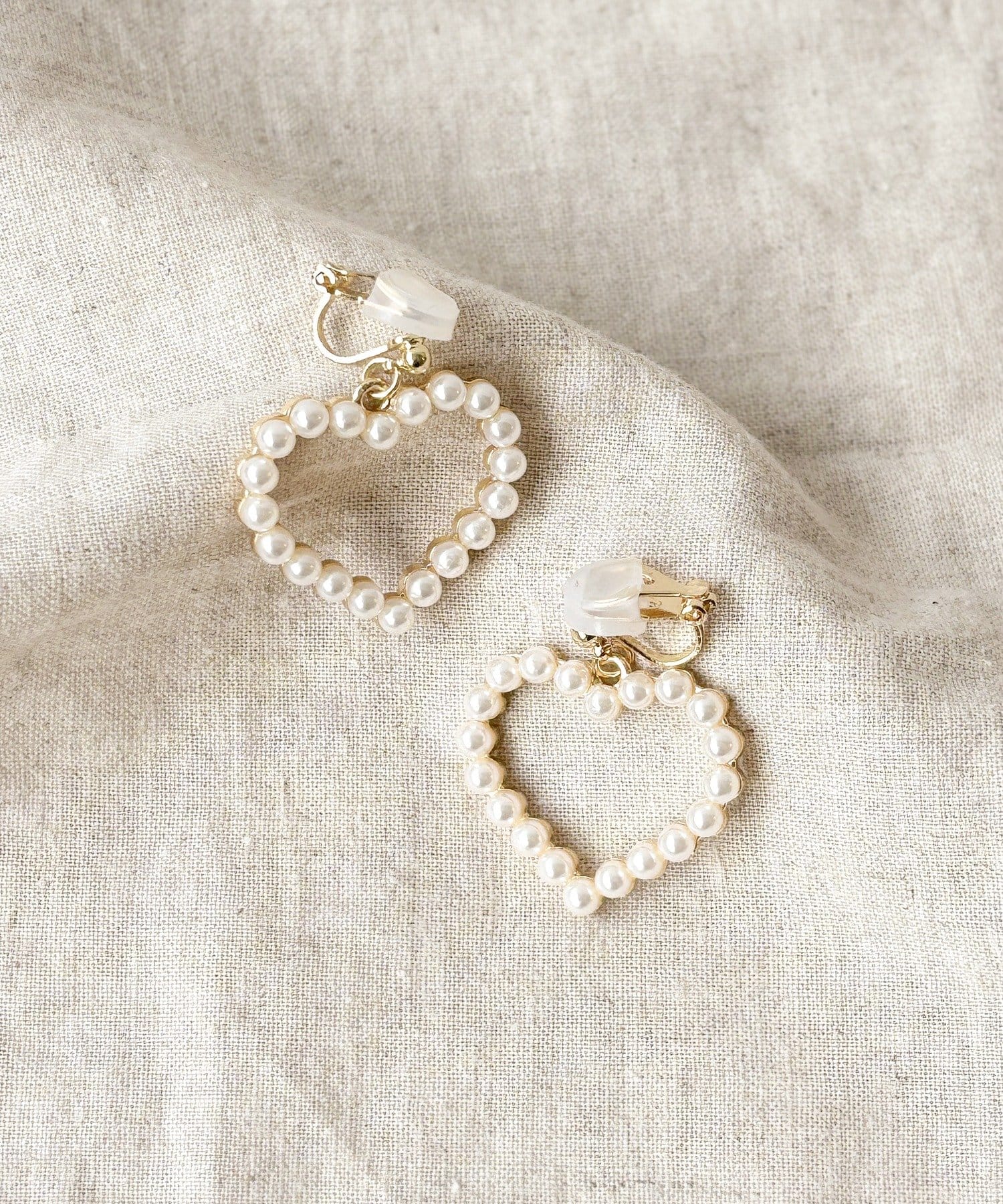 3COINS(スリーコインズ) パールハートイヤリング／KIDS