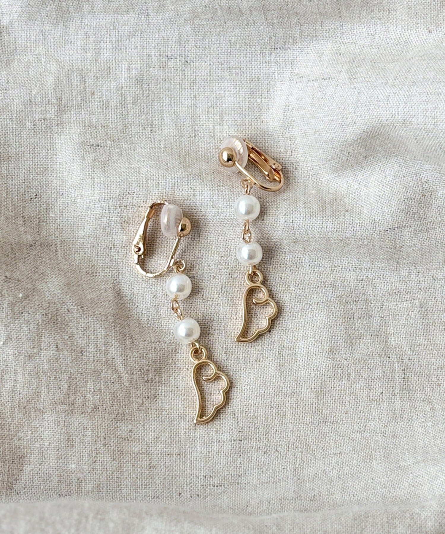 3COINS(スリーコインズ) パールウィングイヤリング／KIDS