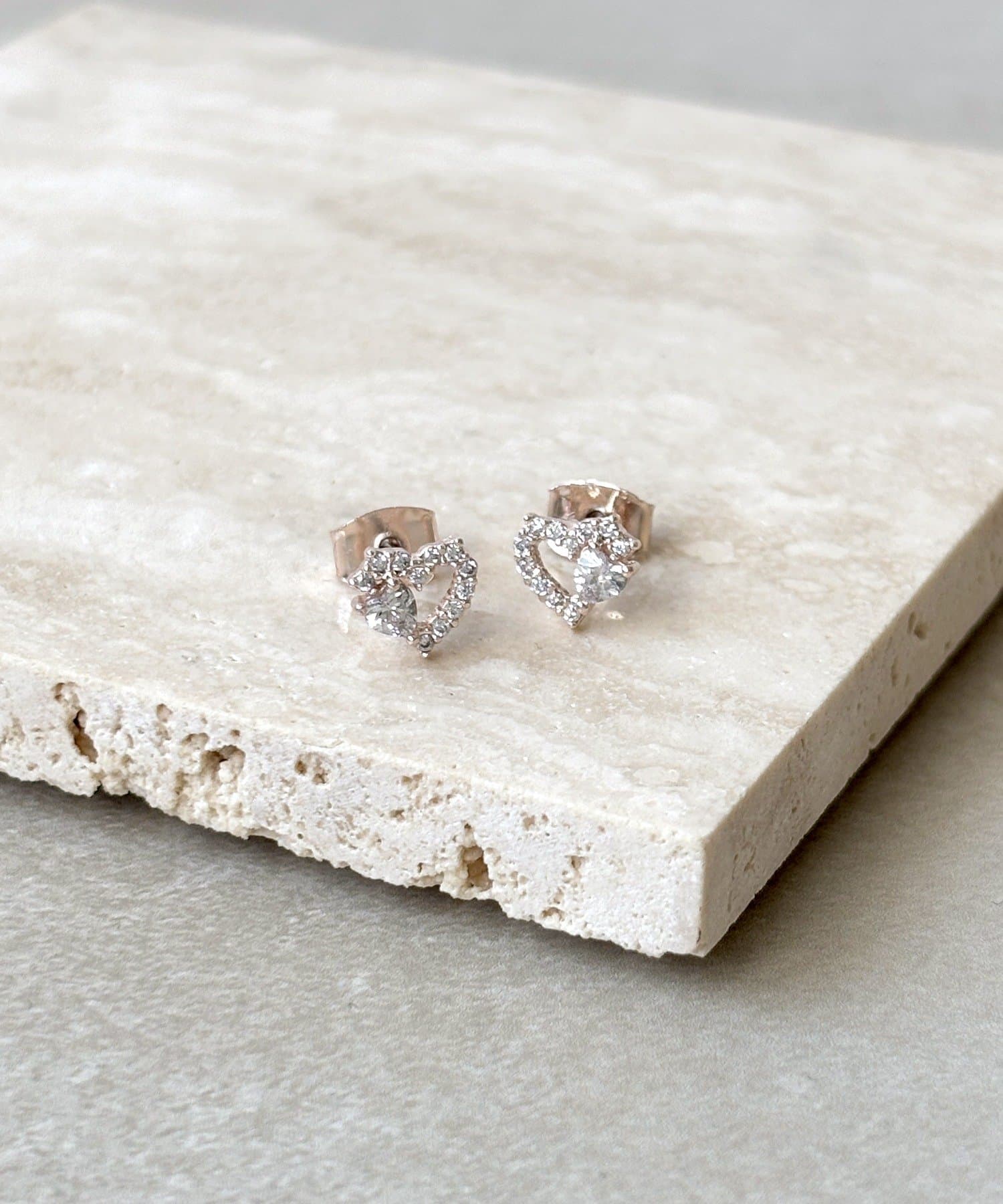 3COINS(スリーコインズ) ストーン付ハートピアス