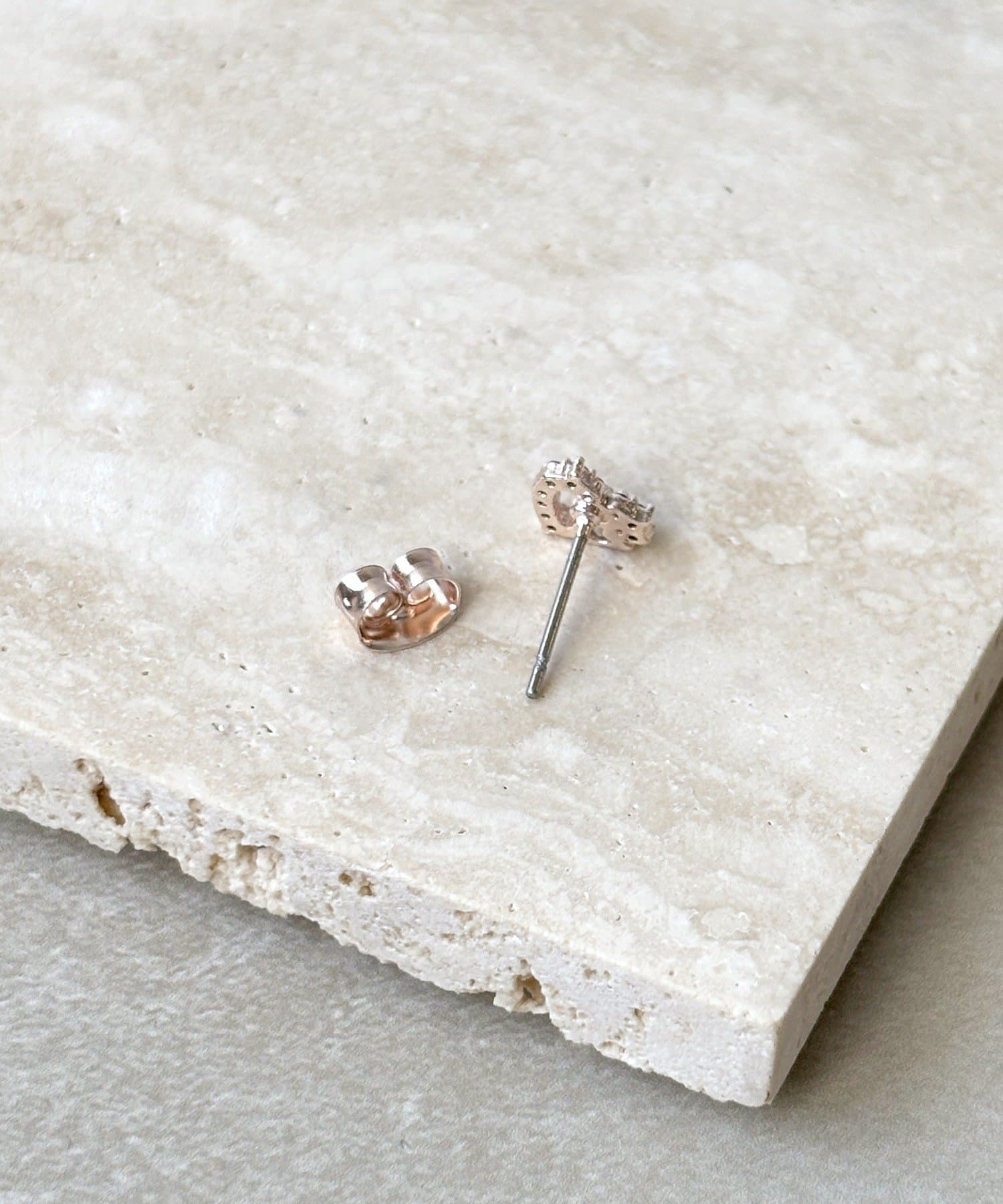 3COINS(スリーコインズ) ストーン付ハートピアス