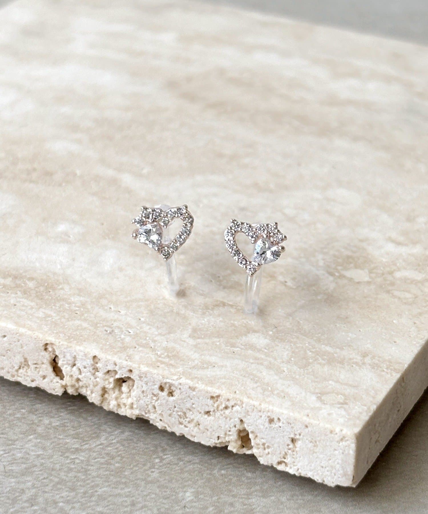 3COINS(スリーコインズ) ストーン付ハート樹脂イヤリング