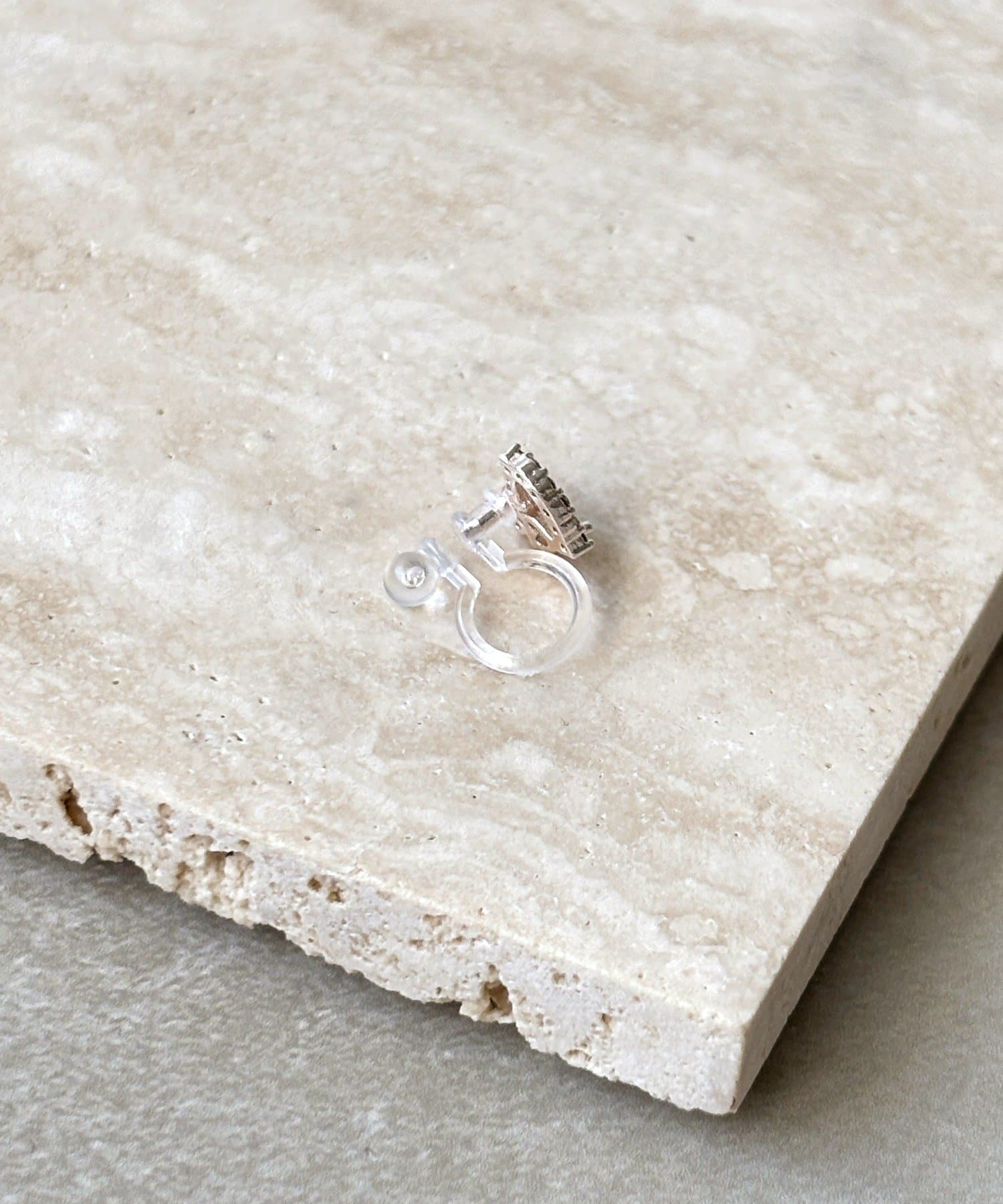 3COINS(スリーコインズ) ストーン付ハート樹脂イヤリング