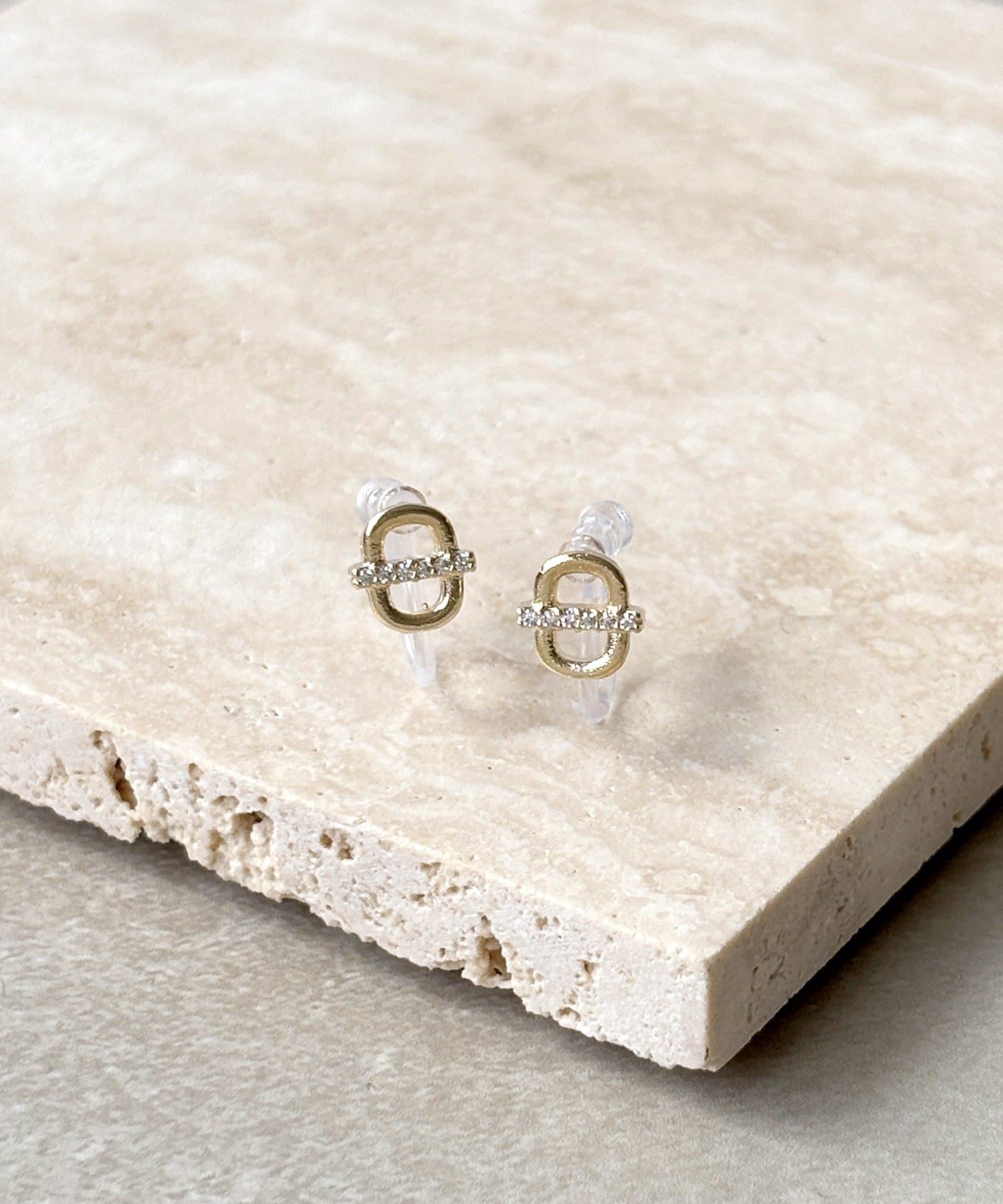 3COINS(スリーコインズ) センターラインラウンド樹脂イヤリング