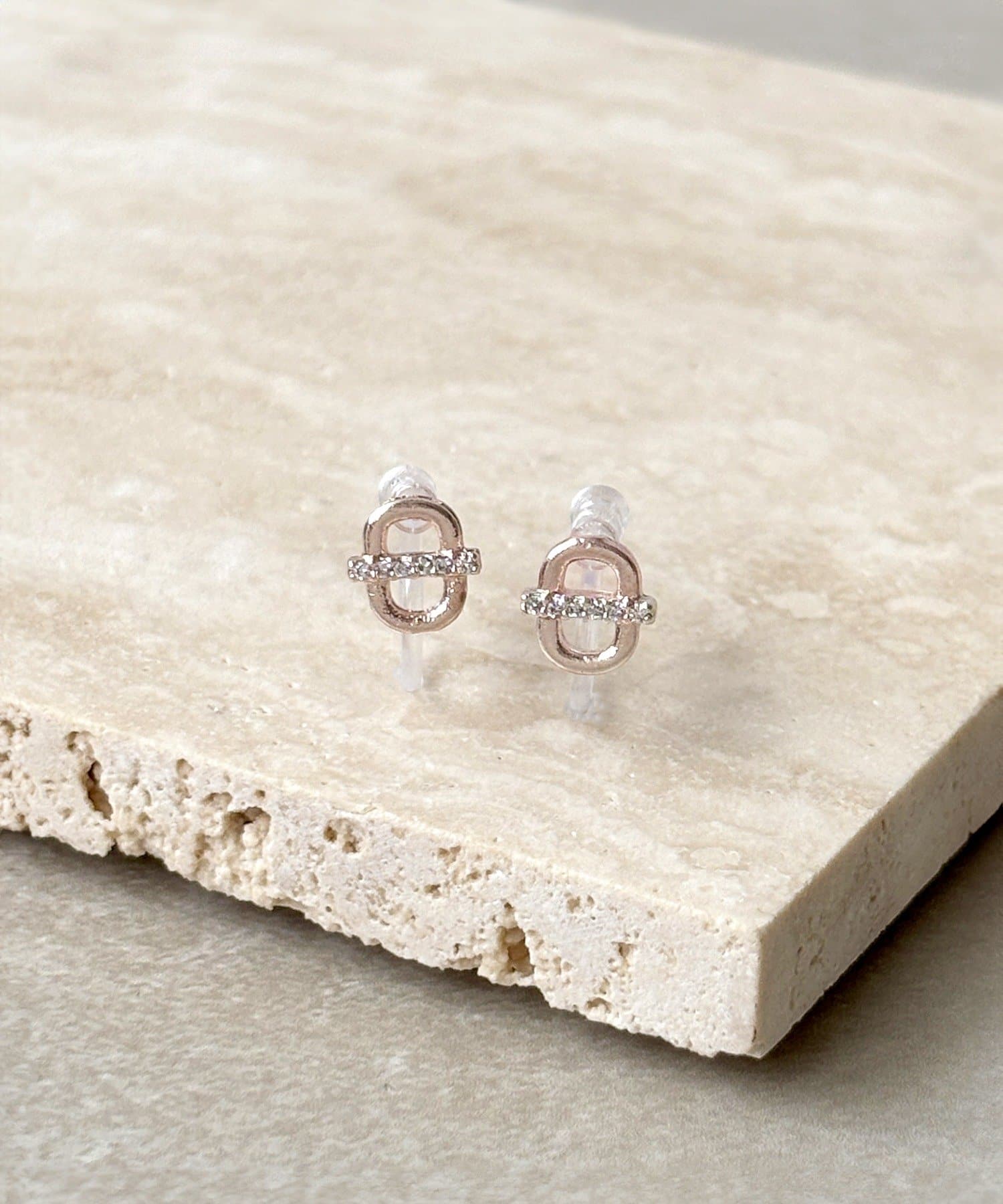 3COINS(スリーコインズ) センターラインラウンド樹脂イヤリング