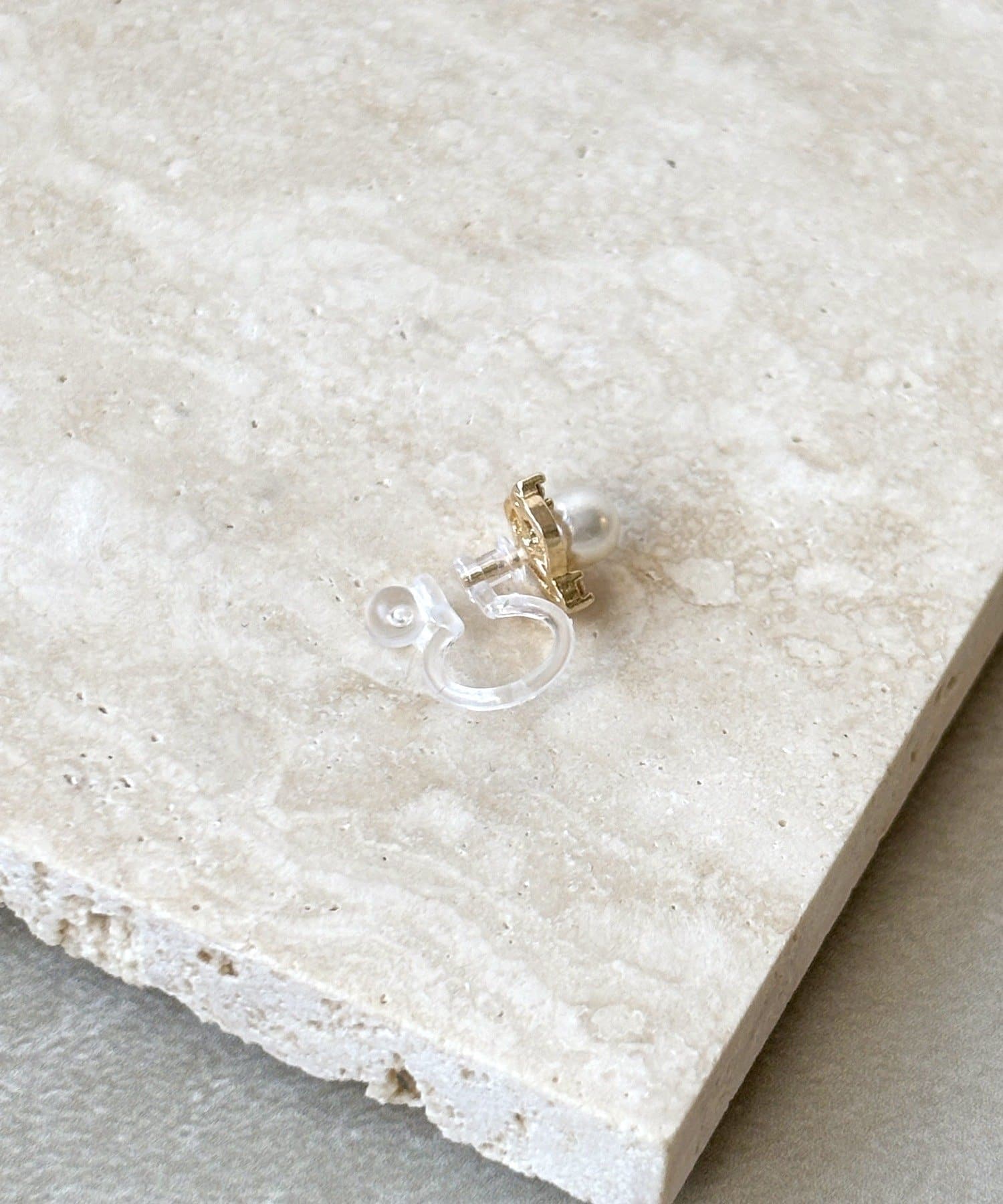 3COINS(スリーコインズ) センターパール樹脂イヤリング