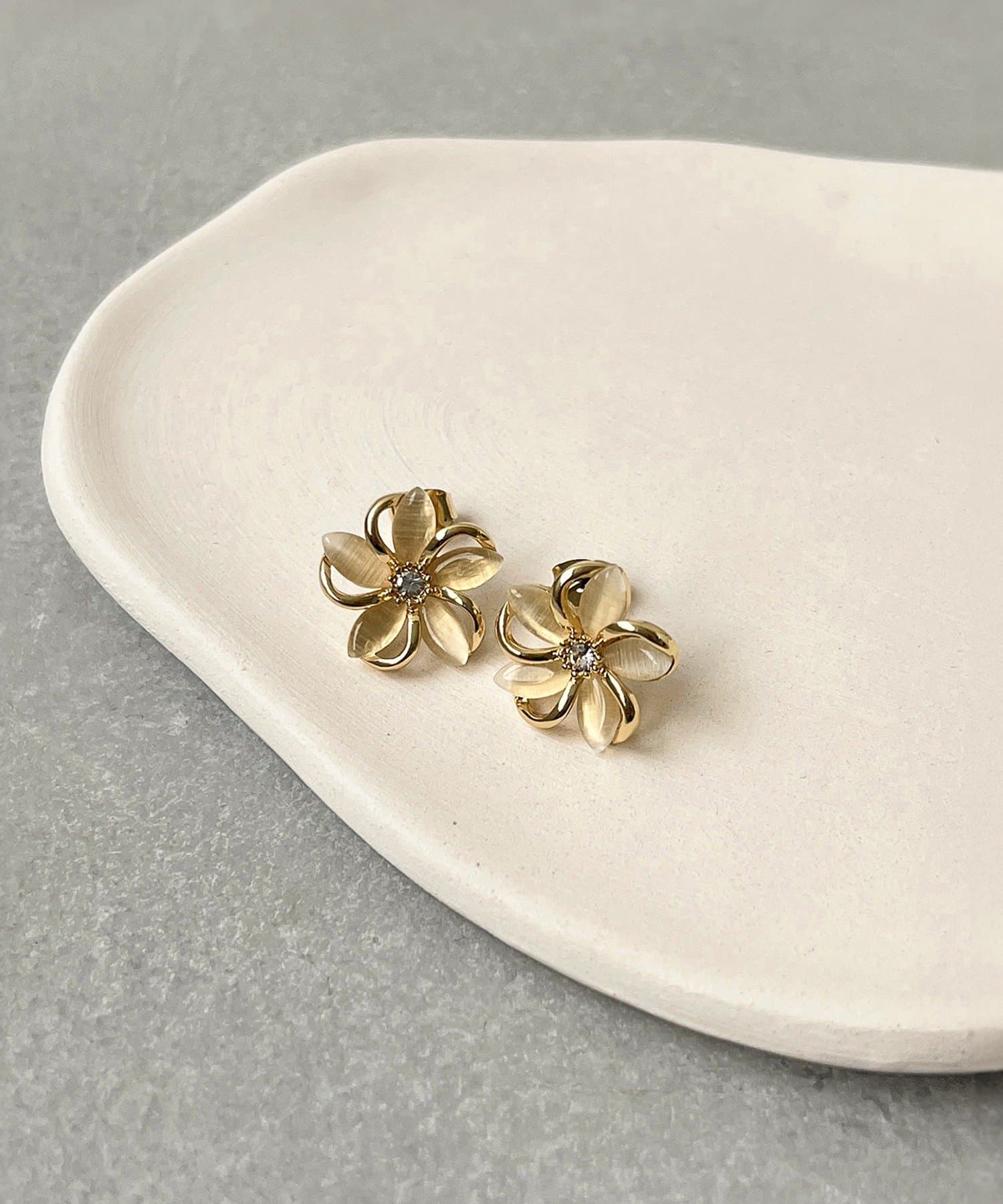 3COINS(スリーコインズ) カラーフラワーピアス