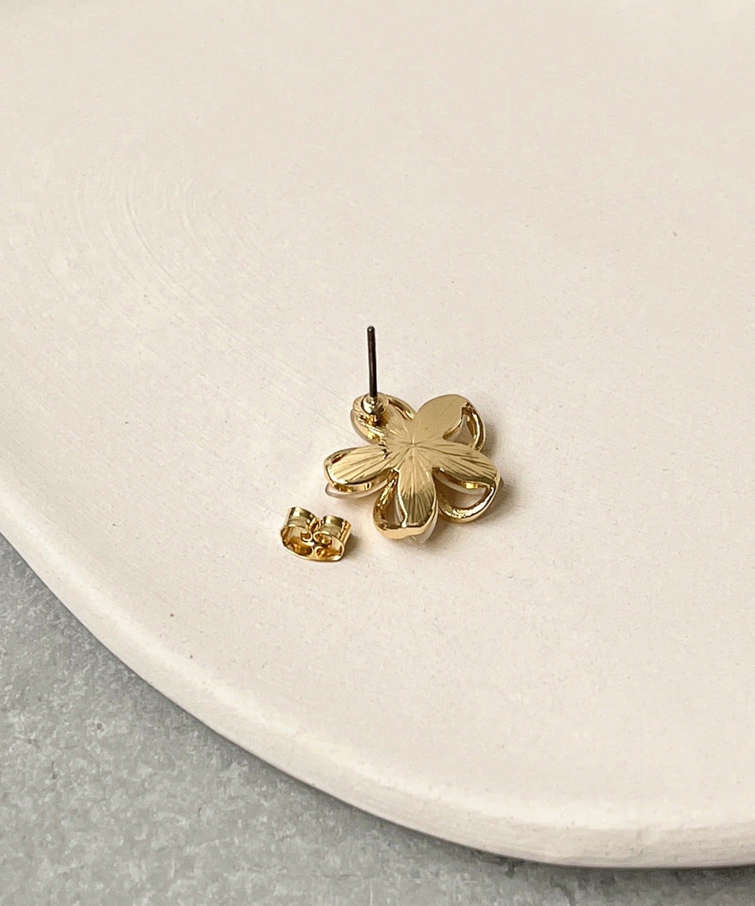 3COINS(スリーコインズ) カラーフラワーピアス