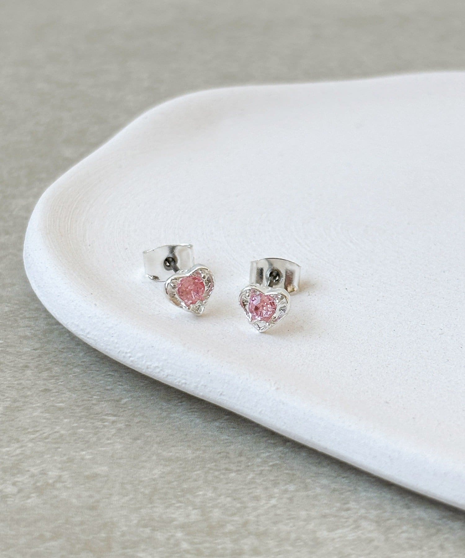 3COINS(スリーコインズ) カラーストーンハートピアス