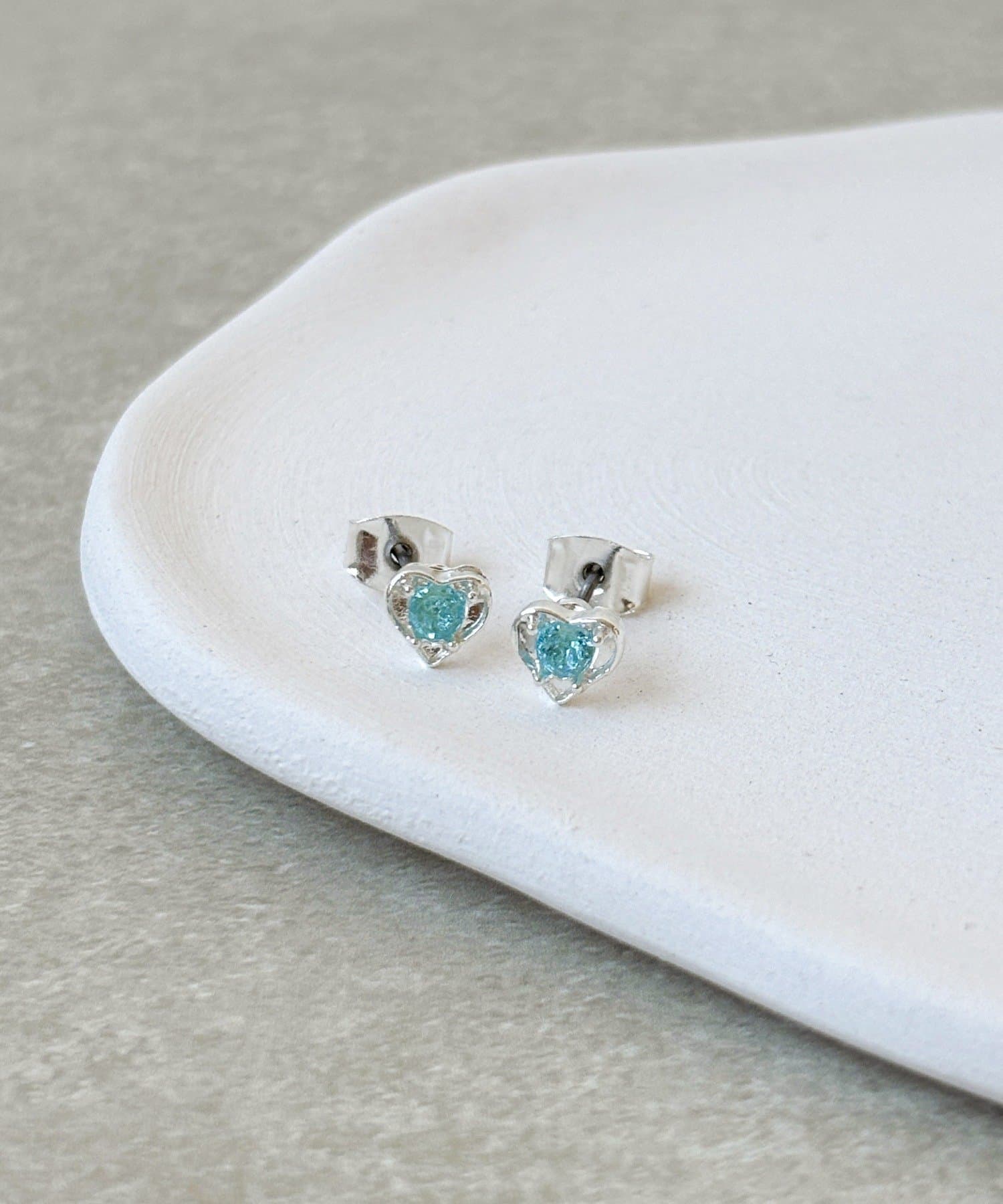 3COINS(スリーコインズ) カラーストーンハートピアス