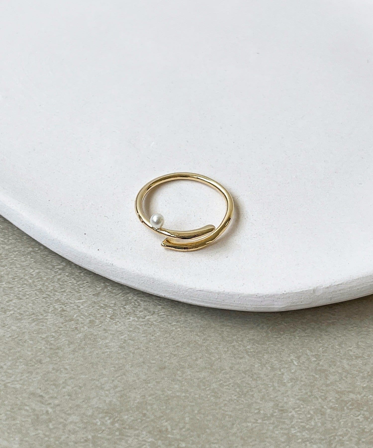 3COINS(スリーコインズ) パール付メタルリング