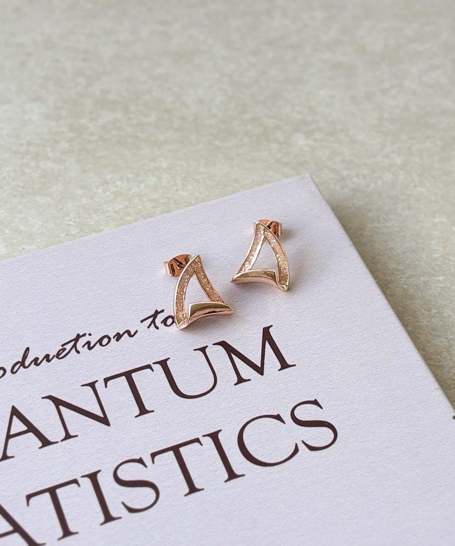 3COINS(スリーコインズ) ラメエポトライアングルピアス