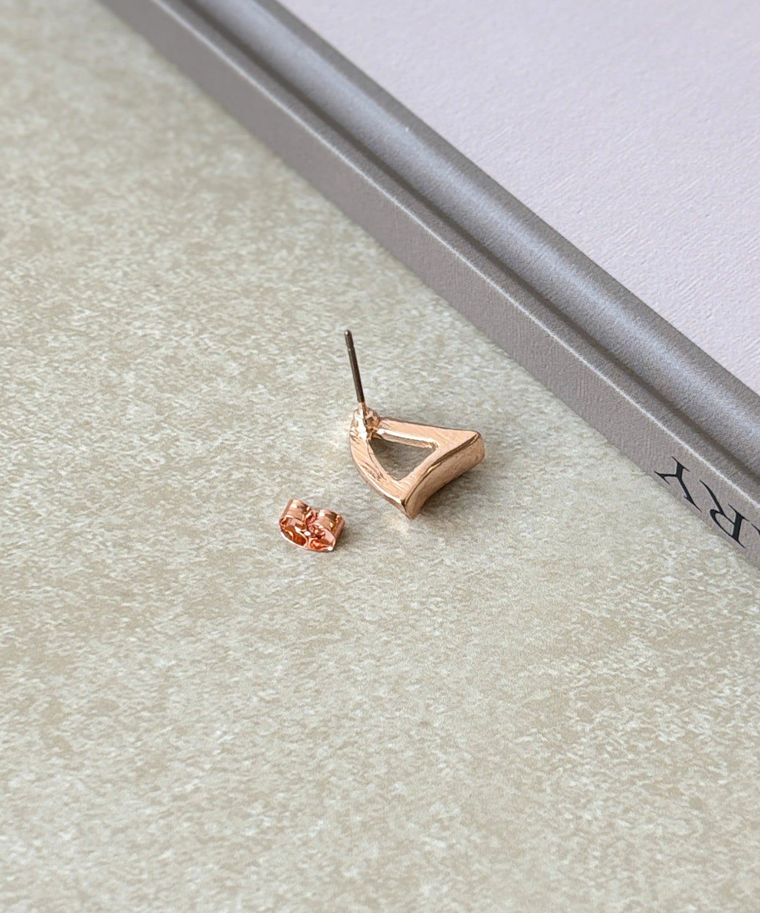 3COINS(スリーコインズ) ラメエポトライアングルピアス