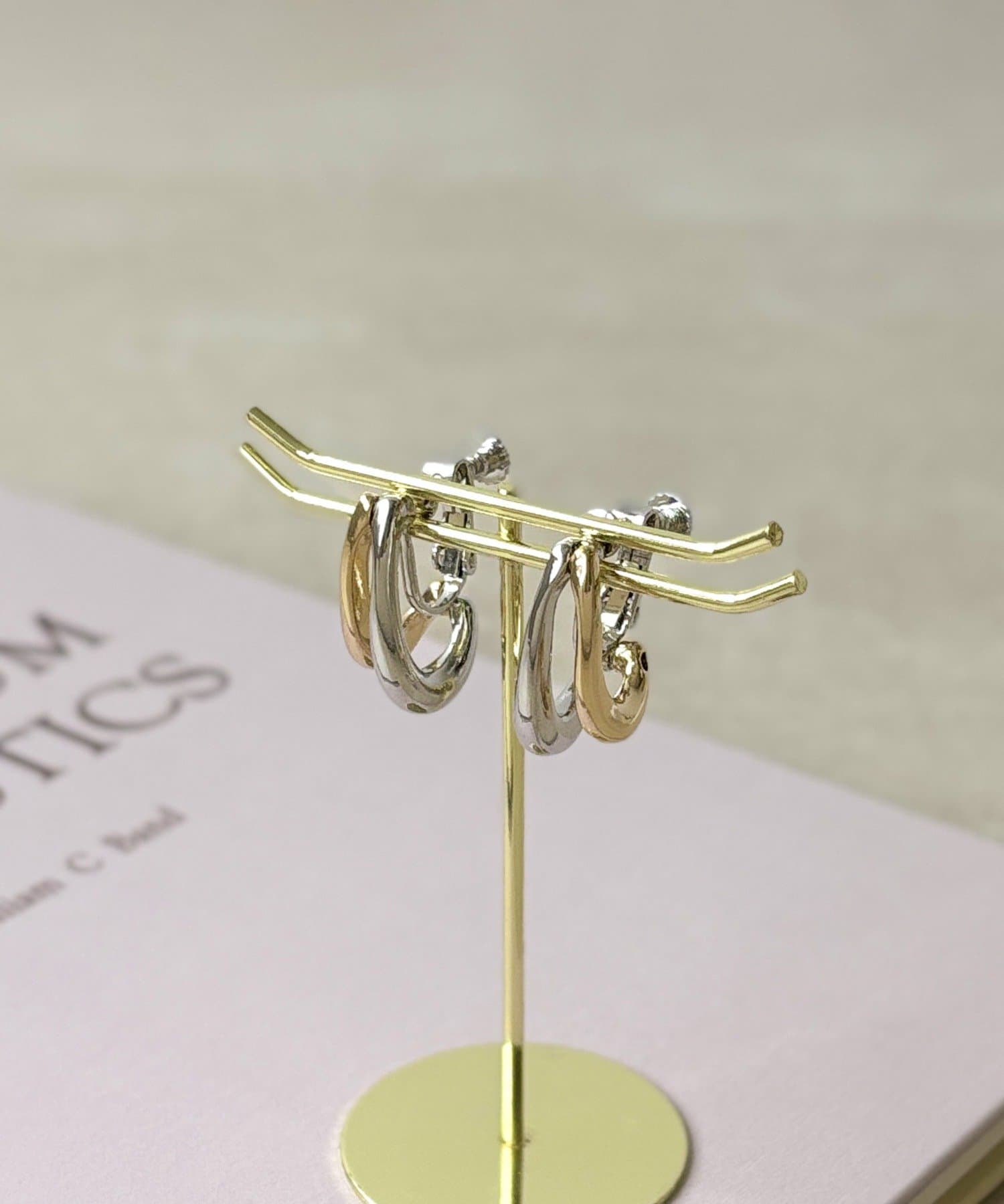 3COINS(スリーコインズ) ツートーンカーブイヤリング