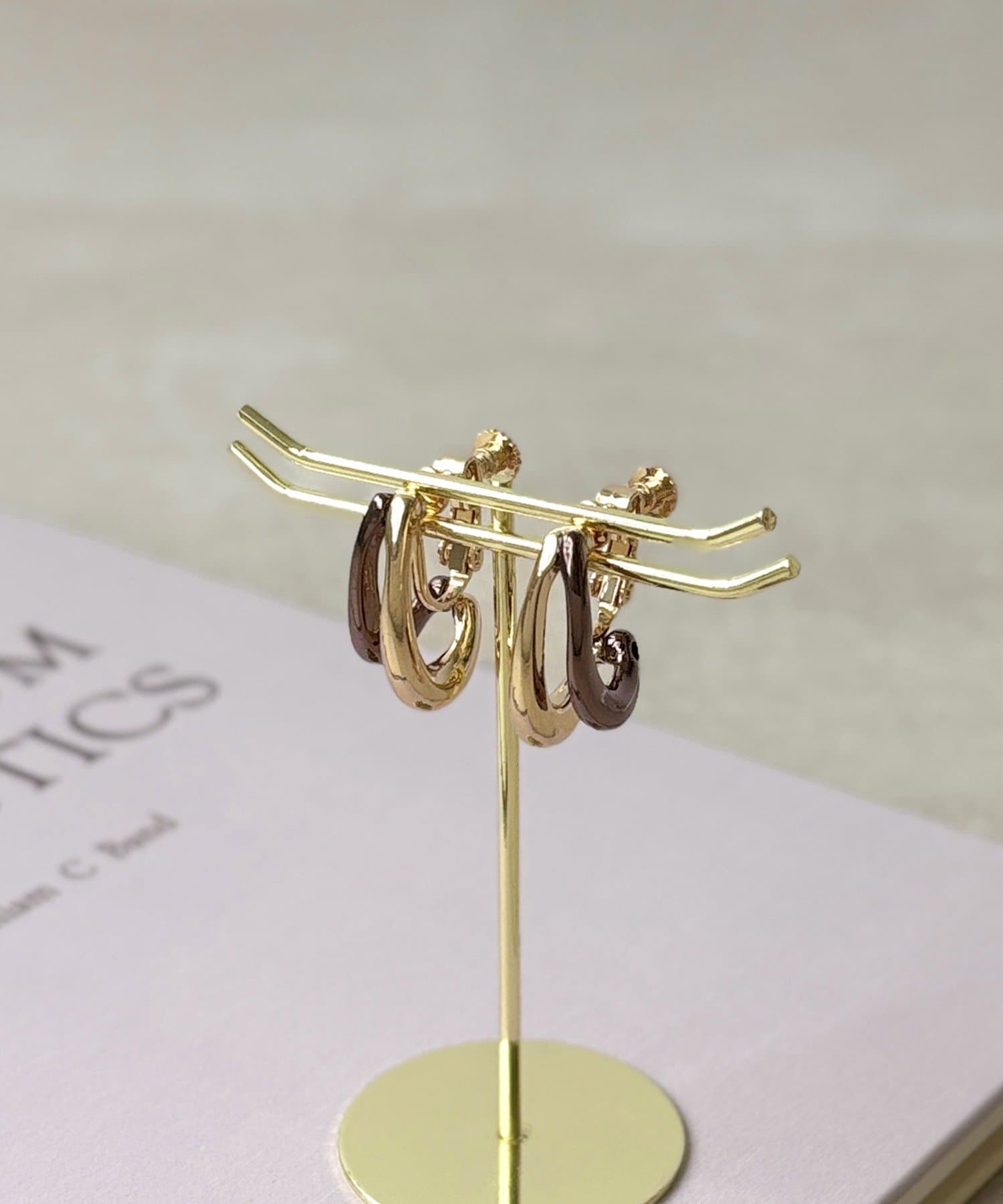 3COINS(スリーコインズ) ツートーンカーブイヤリング