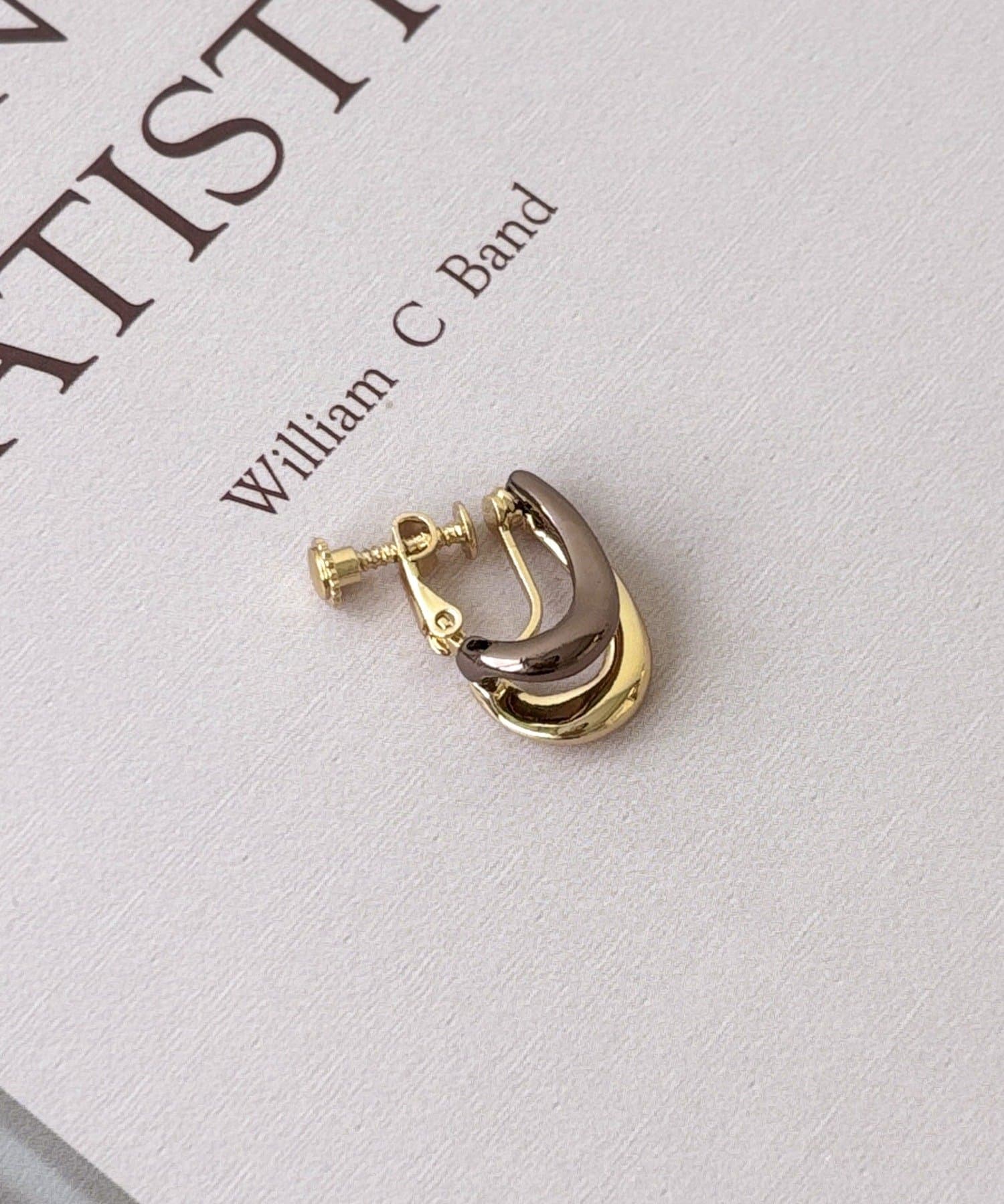 3COINS(スリーコインズ) ツートーンカーブイヤリング