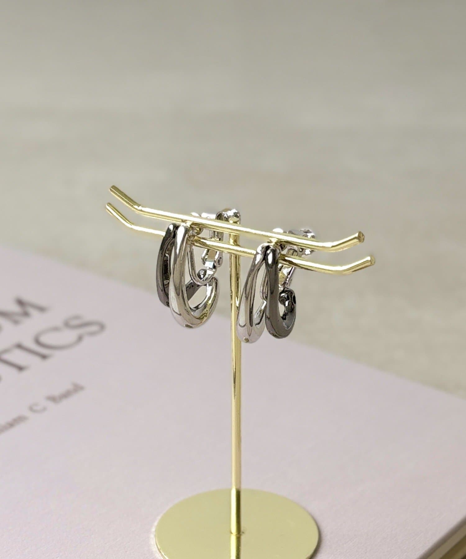 3COINS(スリーコインズ) ツートーンカーブイヤリング