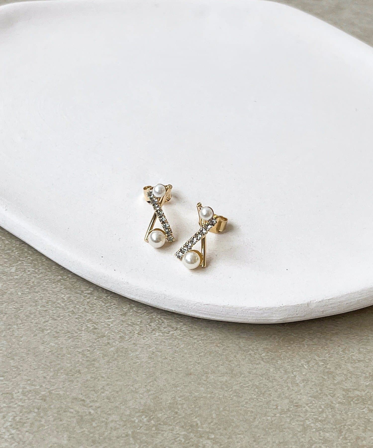 3COINS(スリーコインズ) クロスパールキラキラピアス