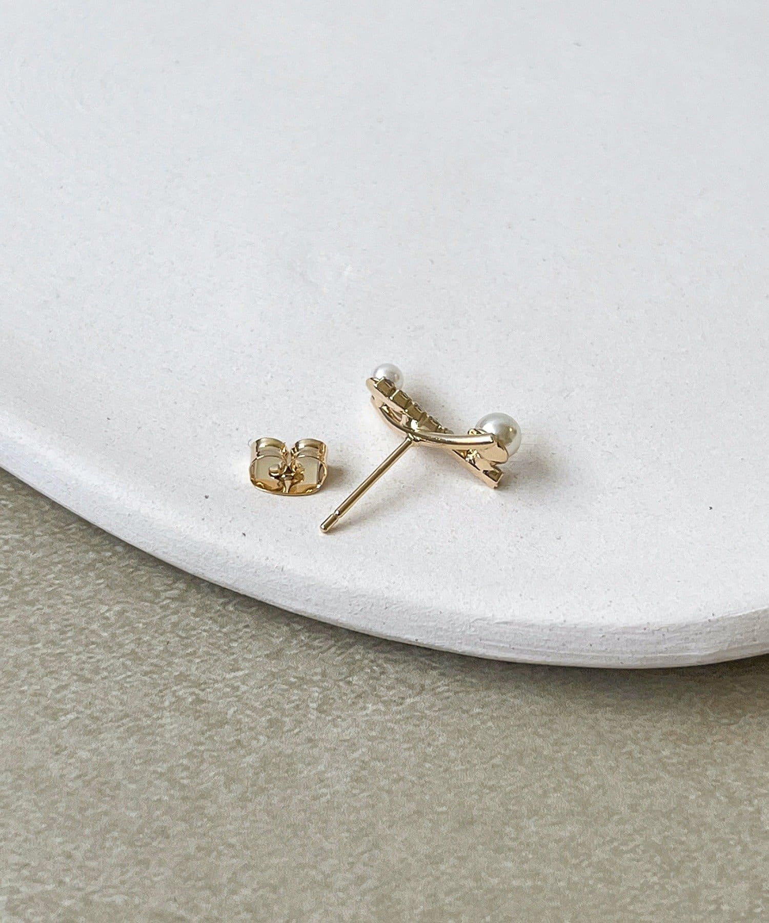 3COINS(スリーコインズ) クロスパールキラキラピアス