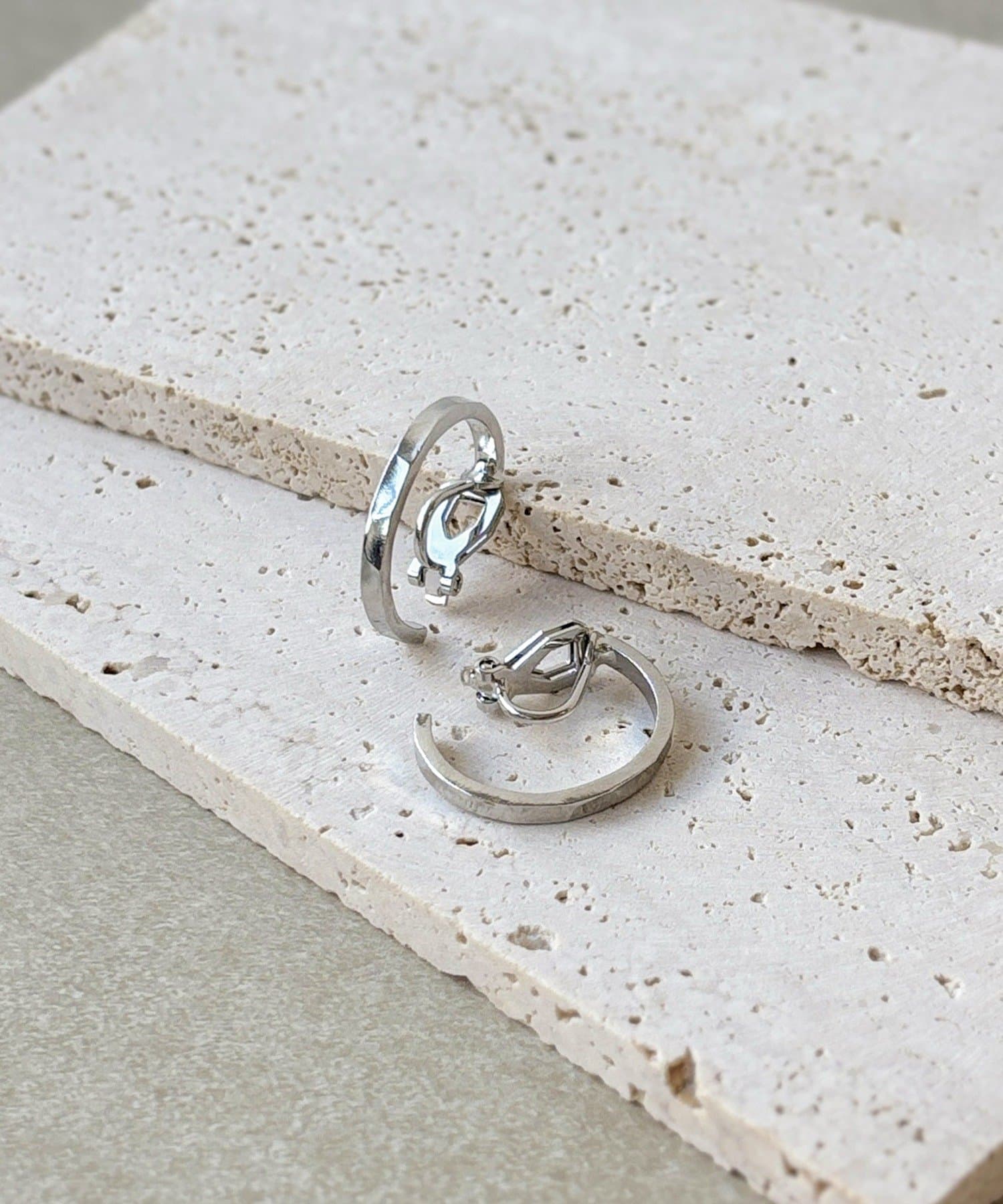 3COINS(スリーコインズ) タタキメタルフープイヤリング