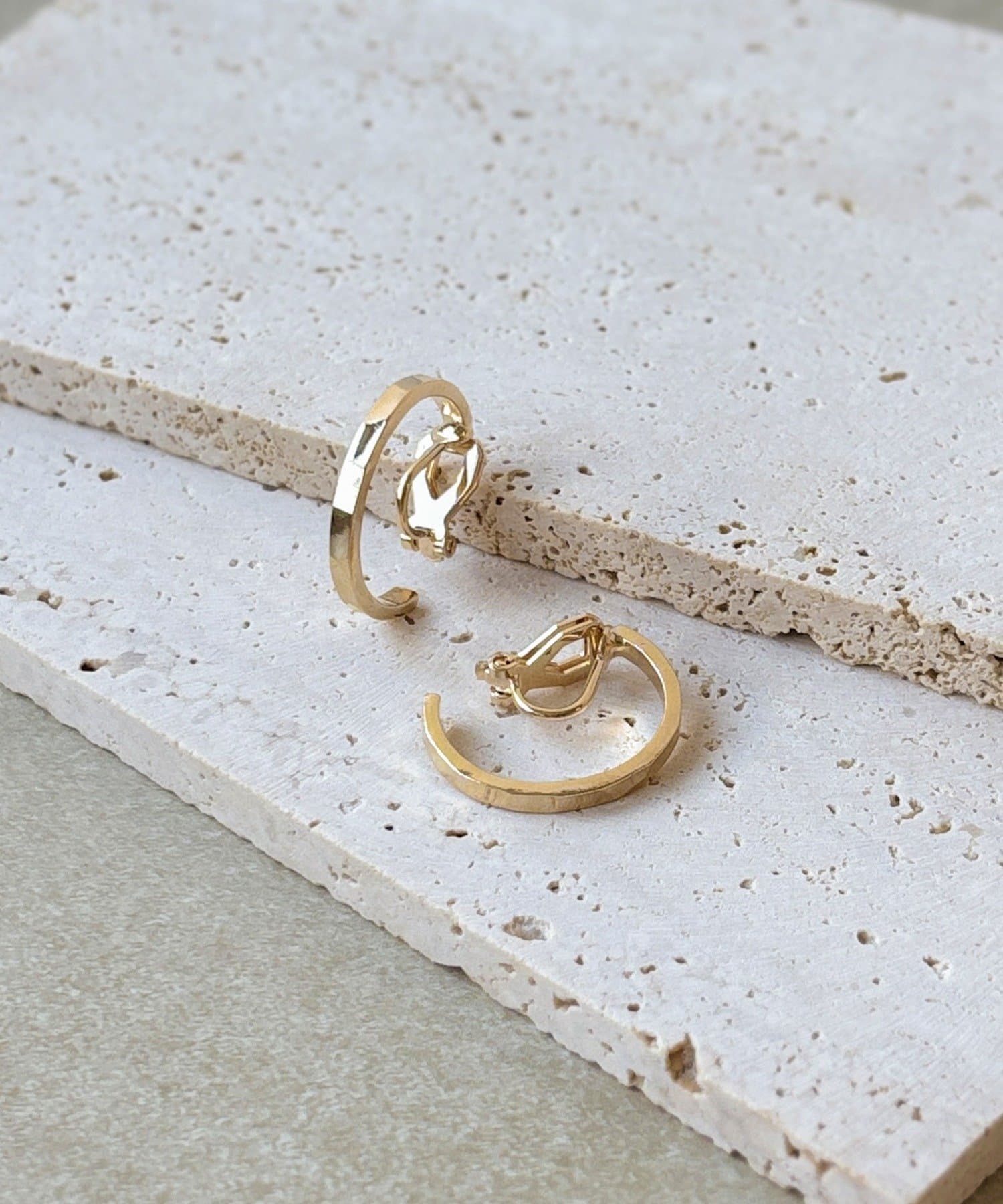 3COINS(スリーコインズ) タタキメタルフープイヤリング