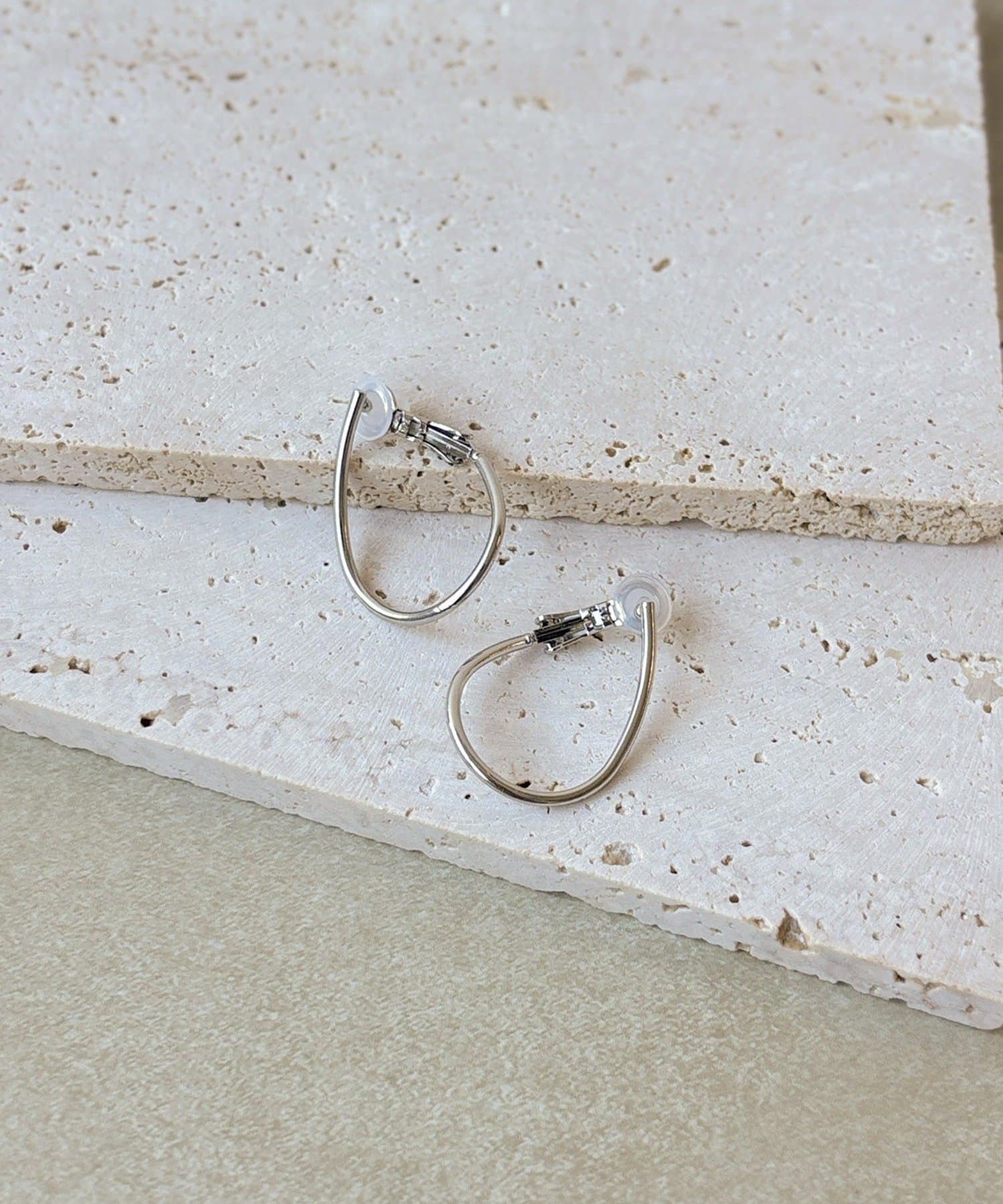 3COINS(スリーコインズ) メタルラインフープイヤリング