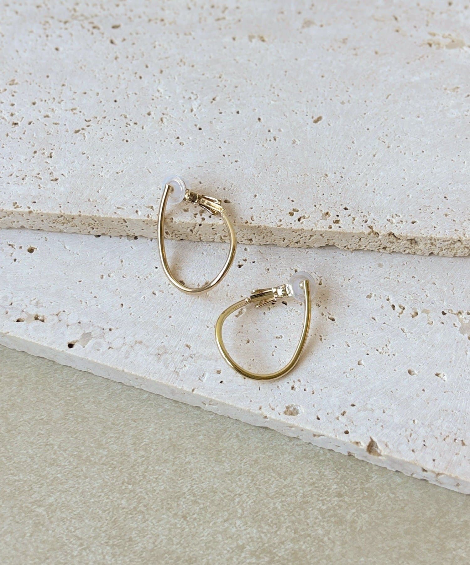 3COINS(スリーコインズ) メタルラインフープイヤリング