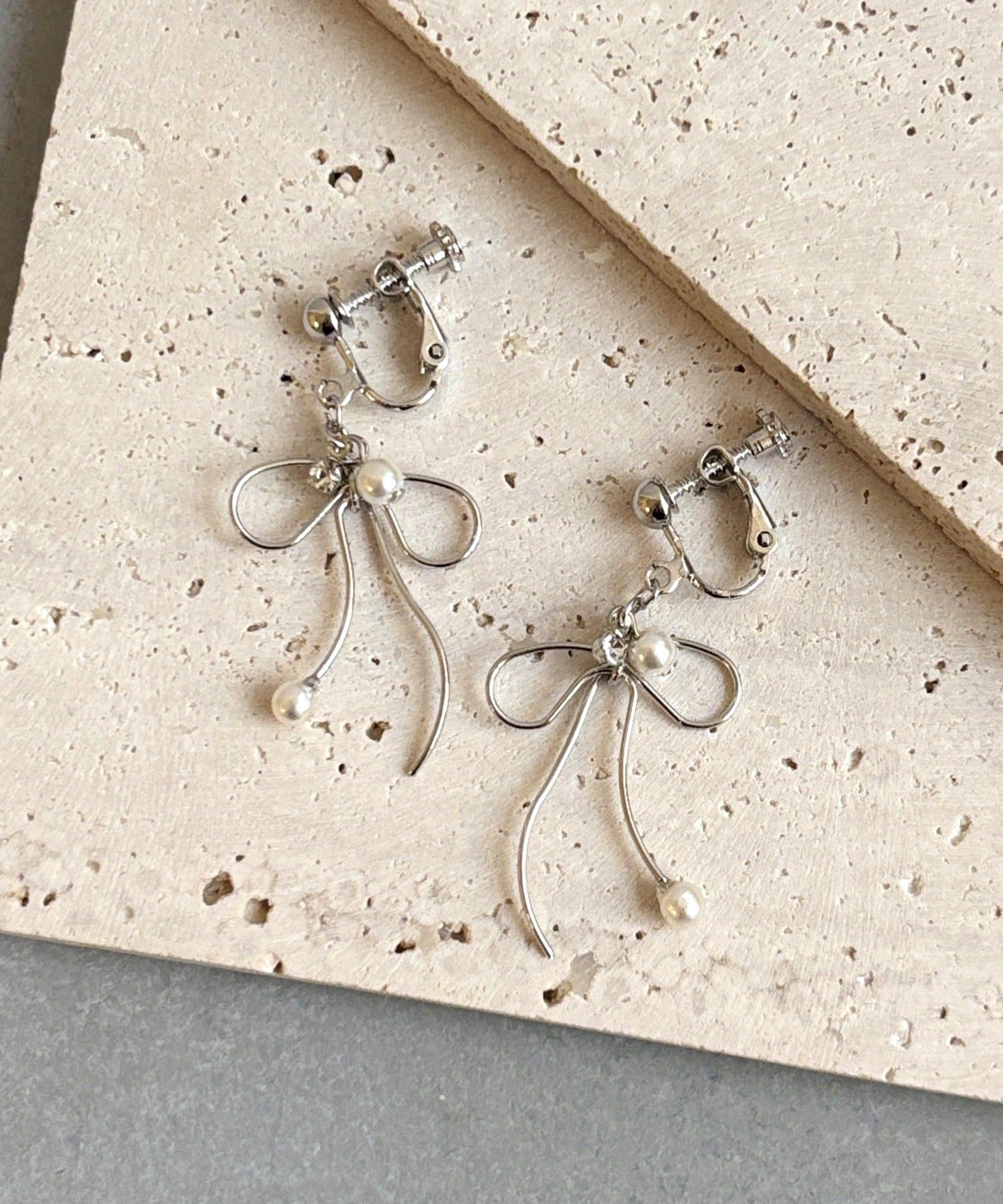 3COINS(スリーコインズ) ラインリボンイヤリング