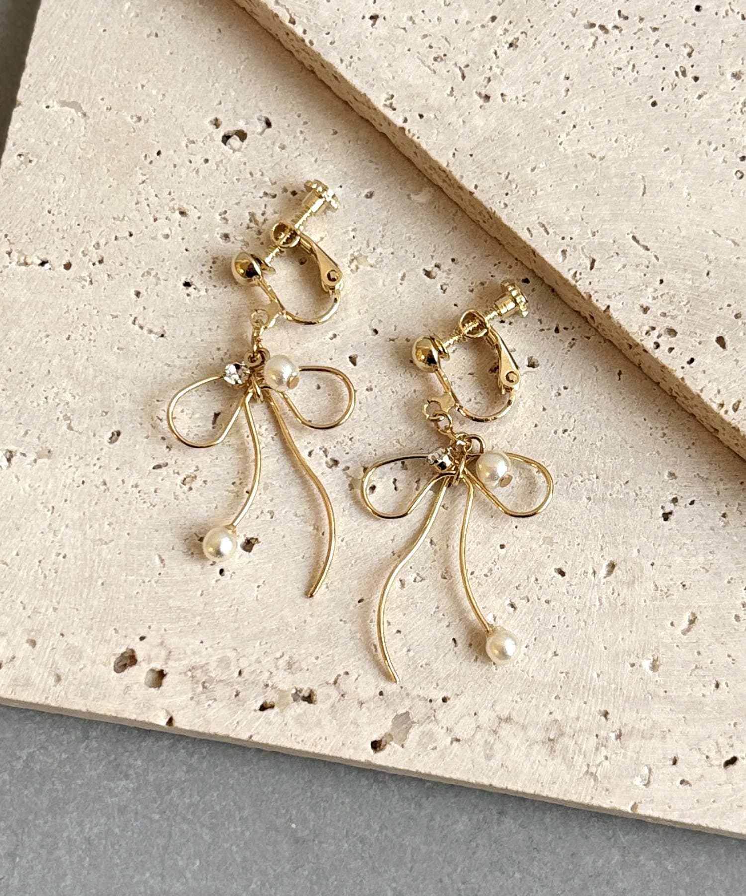 3COINS(スリーコインズ) ラインリボンイヤリング