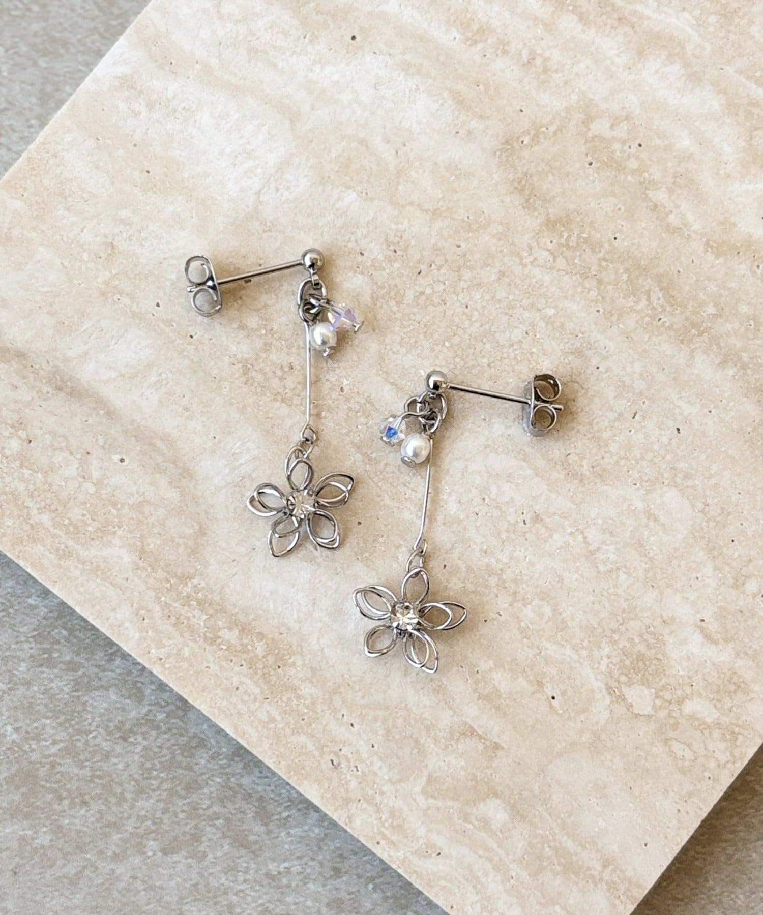 3COINS(スリーコインズ) ワイヤーフラワーピアス