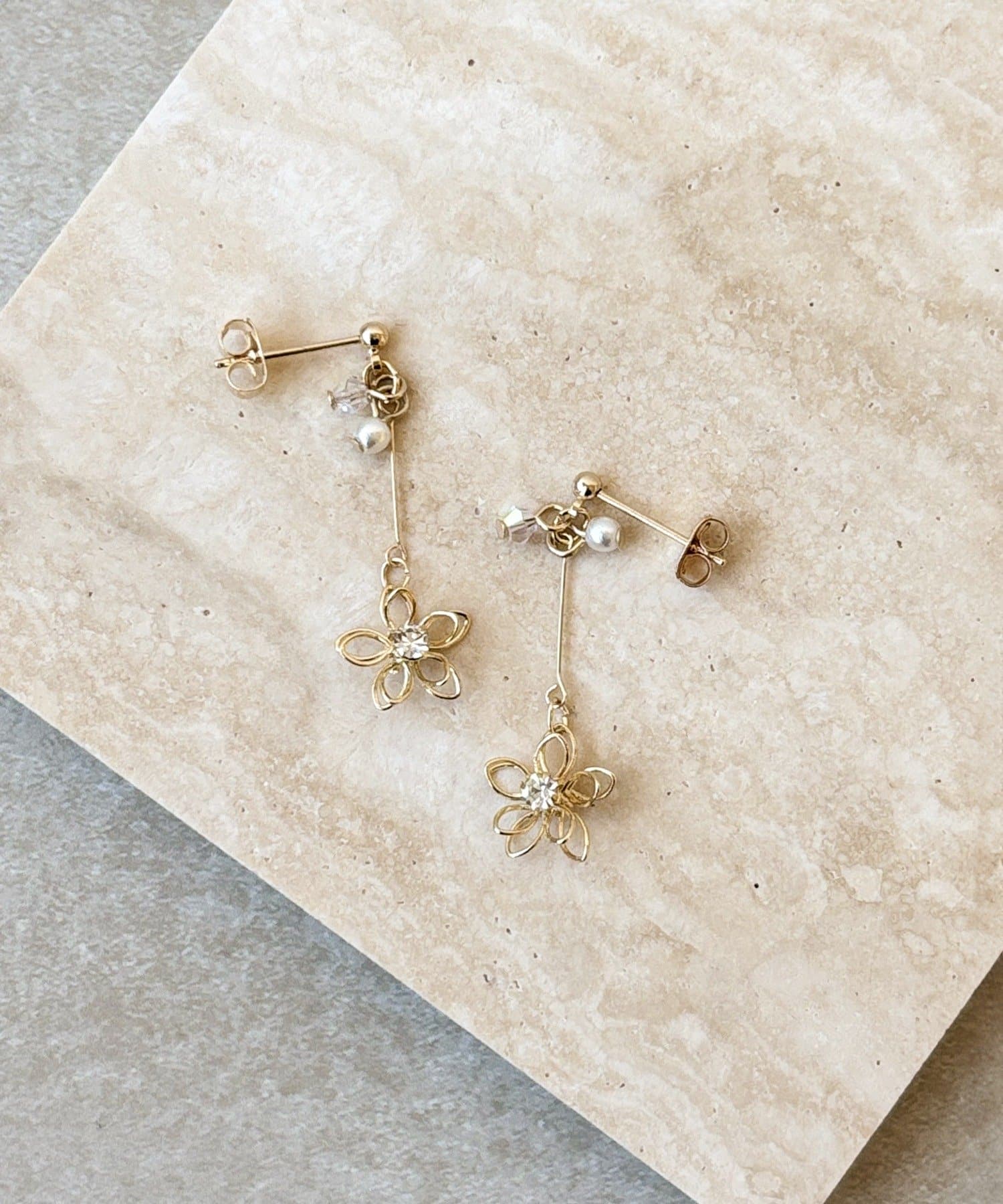 3COINS(スリーコインズ) ワイヤーフラワーピアス