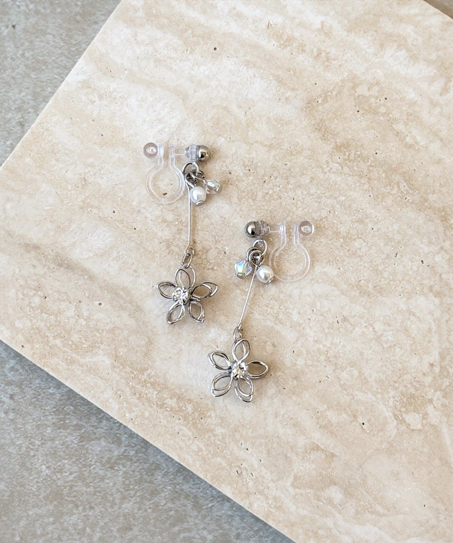 3COINS(スリーコインズ) ワイヤーフラワー樹脂イヤリング