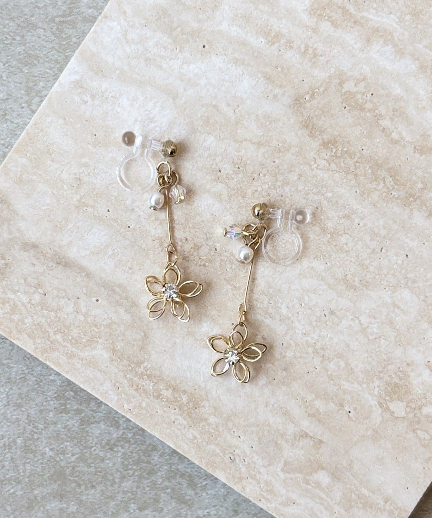 3COINS(スリーコインズ) ワイヤーフラワー樹脂イヤリング