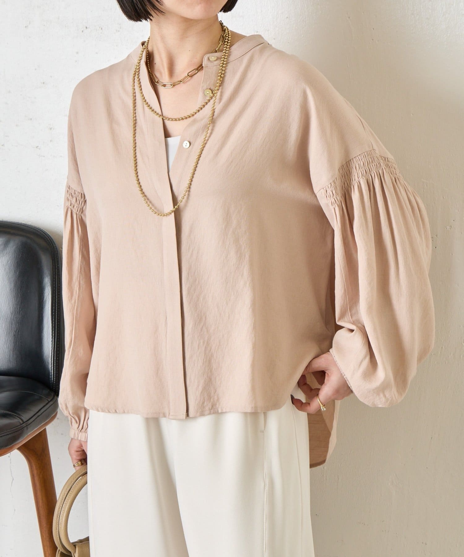 Jena　espace merveilleux(ジェナ　エスパスメルヴェイユ) 袖シャーリングクルーブラウス