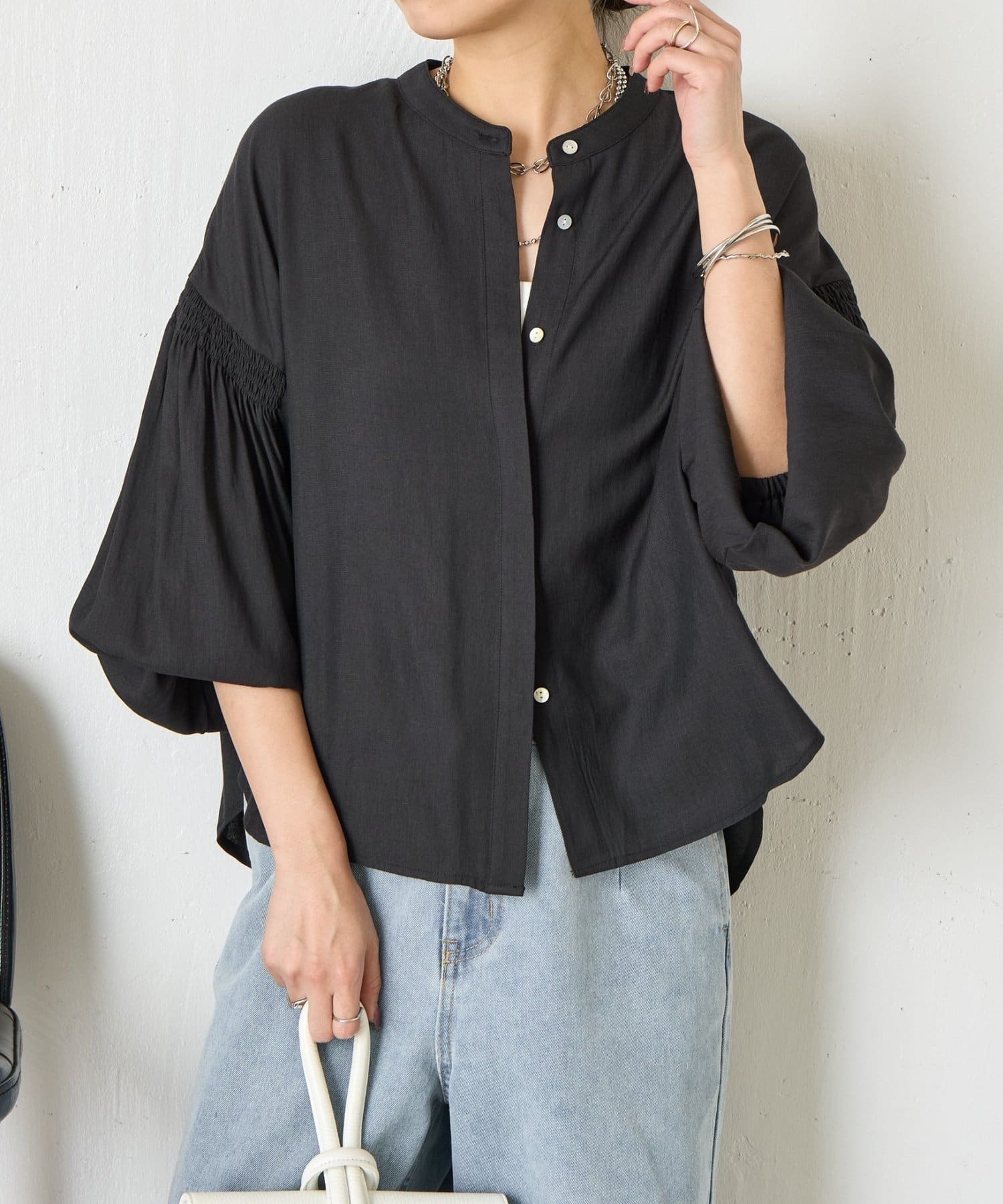 Jena　espace merveilleux(ジェナ　エスパスメルヴェイユ) 袖シャーリングクルーブラウス