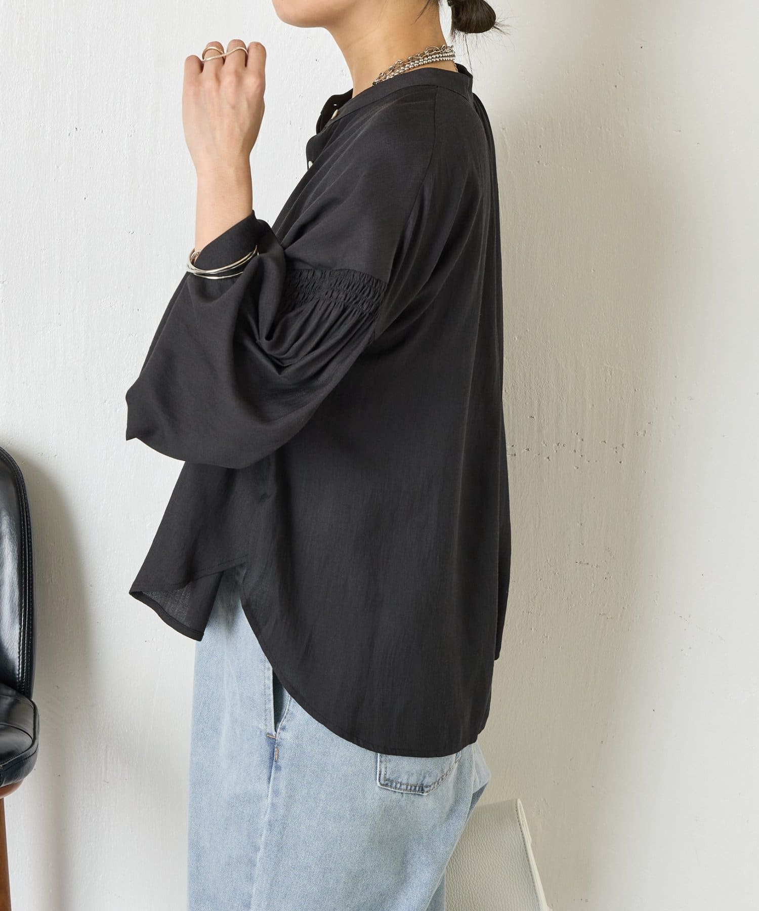 Jena　espace merveilleux(ジェナ　エスパスメルヴェイユ) 袖シャーリングクルーブラウス