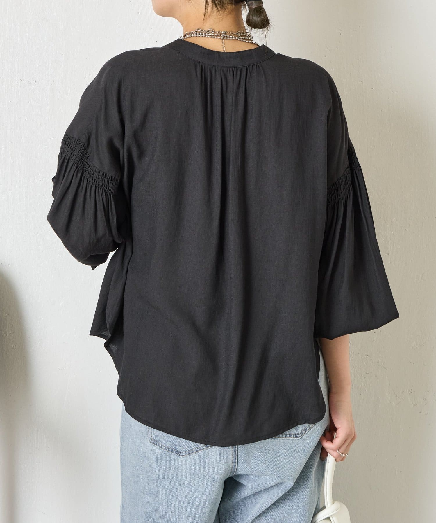 Jena　espace merveilleux(ジェナ　エスパスメルヴェイユ) 袖シャーリングクルーブラウス