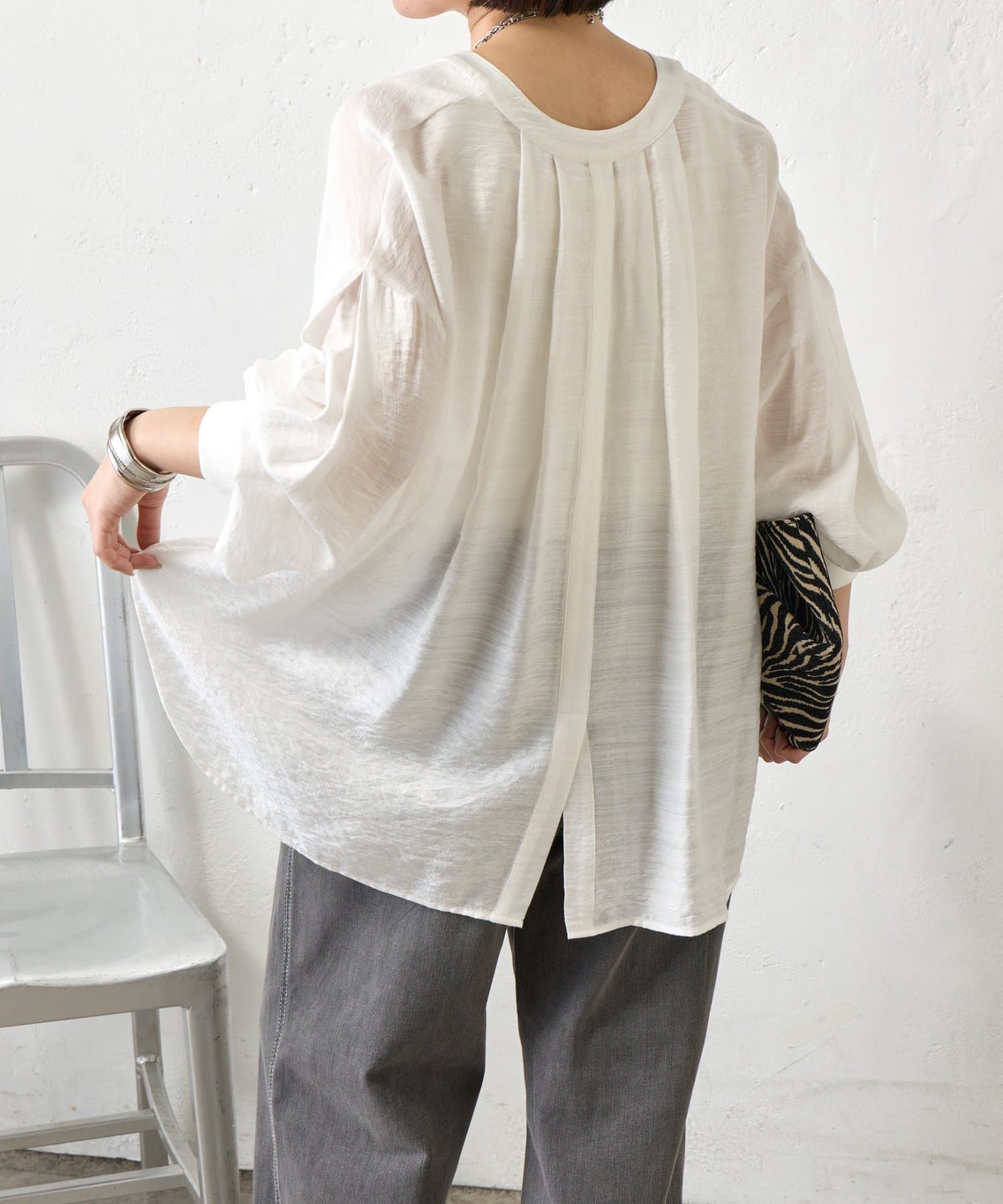 Jena　espace merveilleux(ジェナ　エスパスメルヴェイユ) 【後ろ姿まで、抜かりなく】リネンライクバックタックシャツ