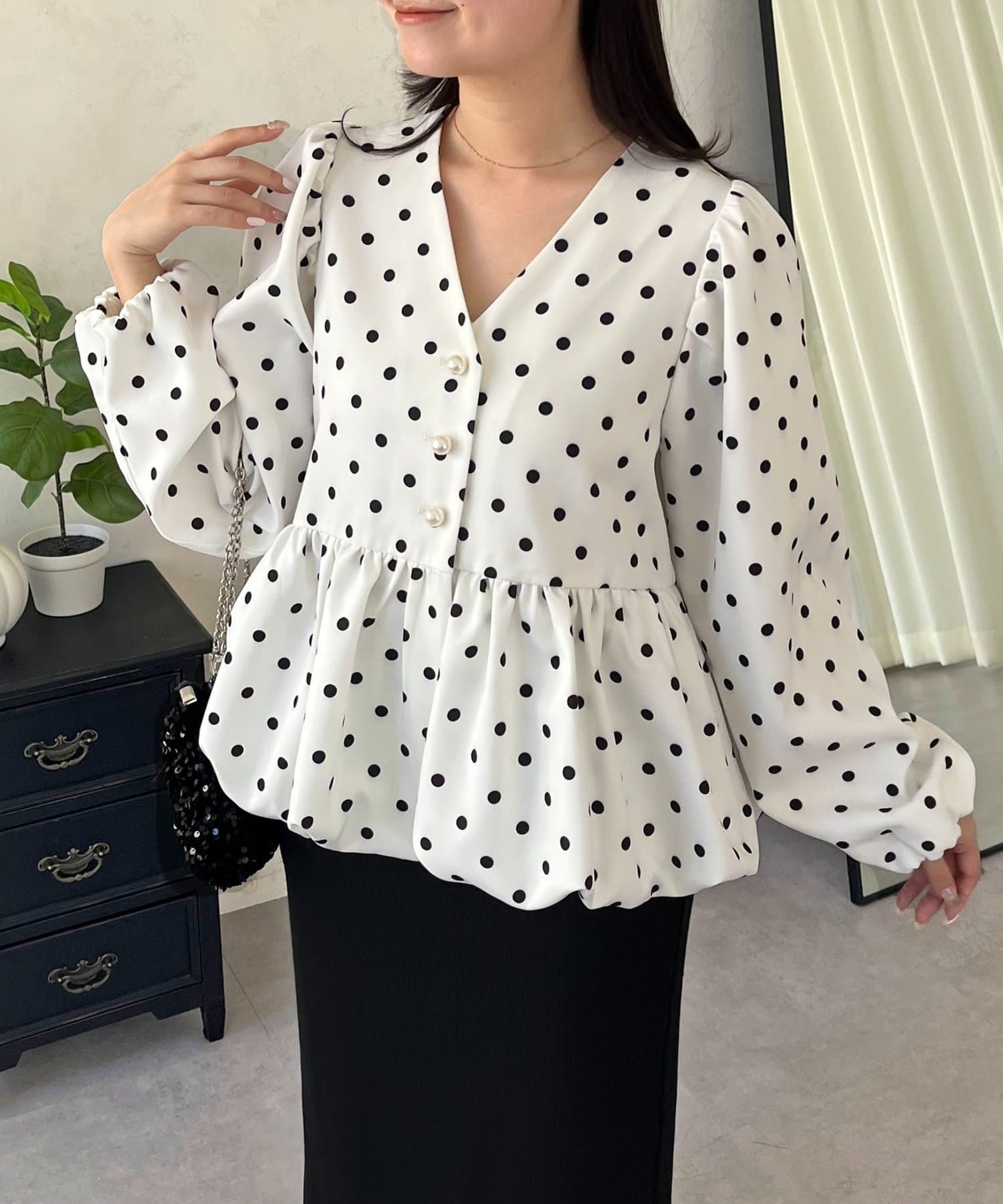 prose verse(プロズヴェール) ドットパフスリーブVネックバルーンペプラムブラウス