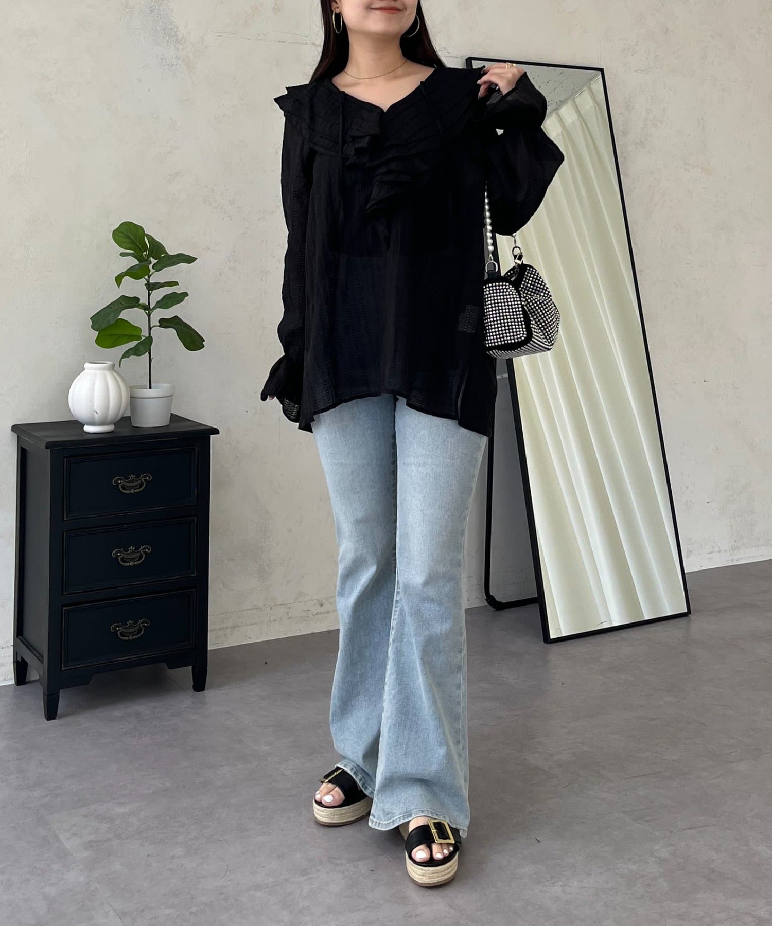 prose verse(プロズヴェール) シアーストライプVネックフリルブラウス