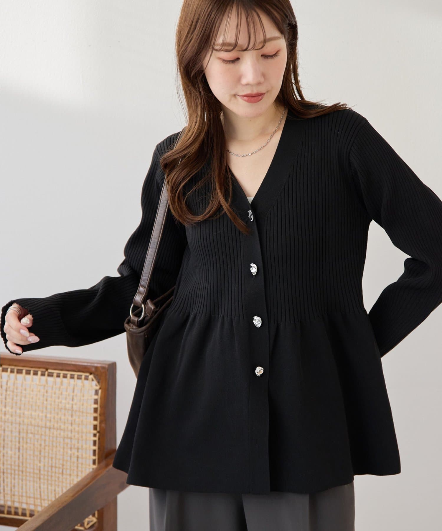 DISCOAT(ディスコート) 【SS先行予約】リブメタル釦ペプラムカーディガン《WEB限定カラーあり》