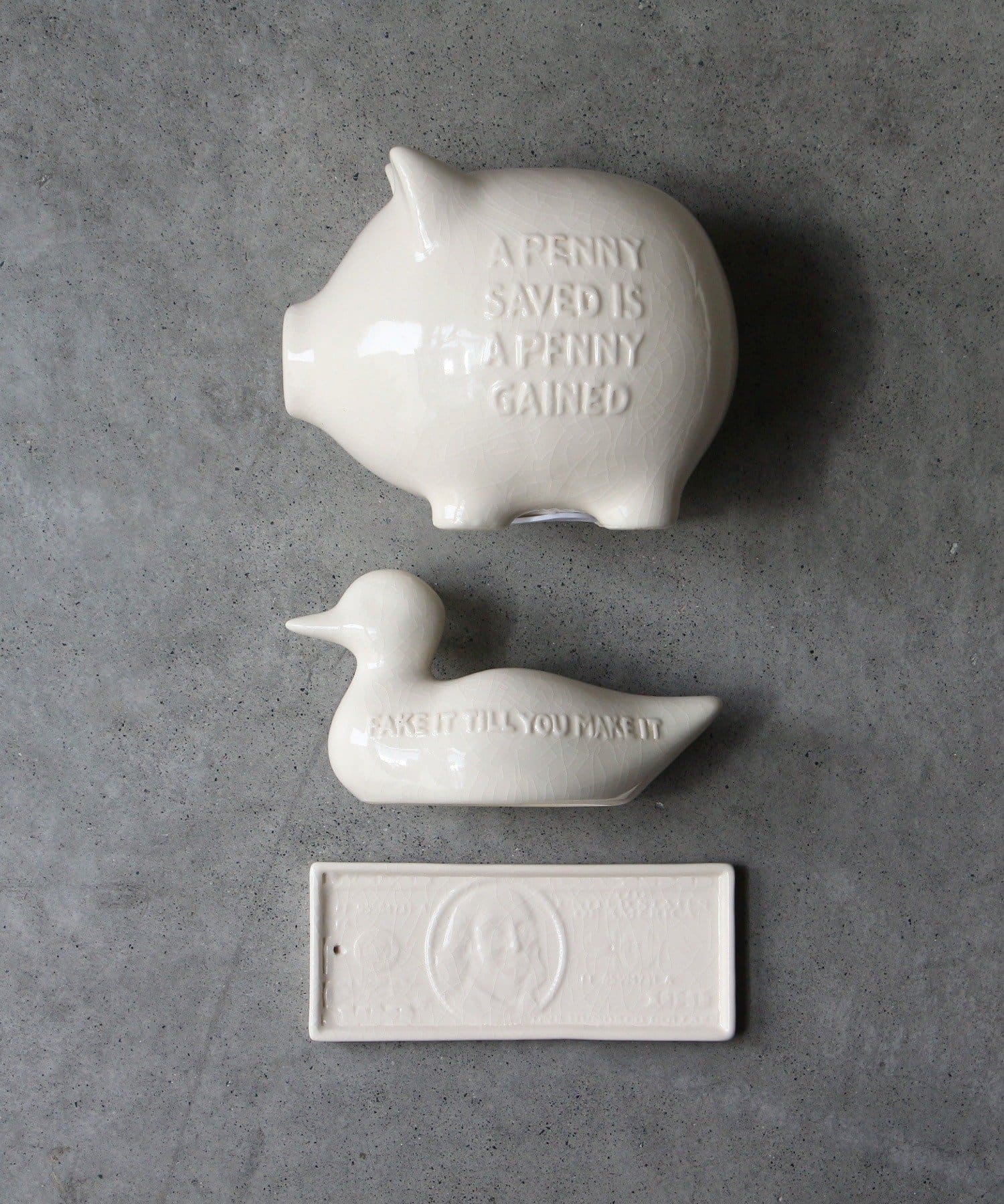 BIRTHDAY BAR(バースデイバー) CRACKLE PIGGY BANK　ヴィンテージの風合いのブタの貯金箱