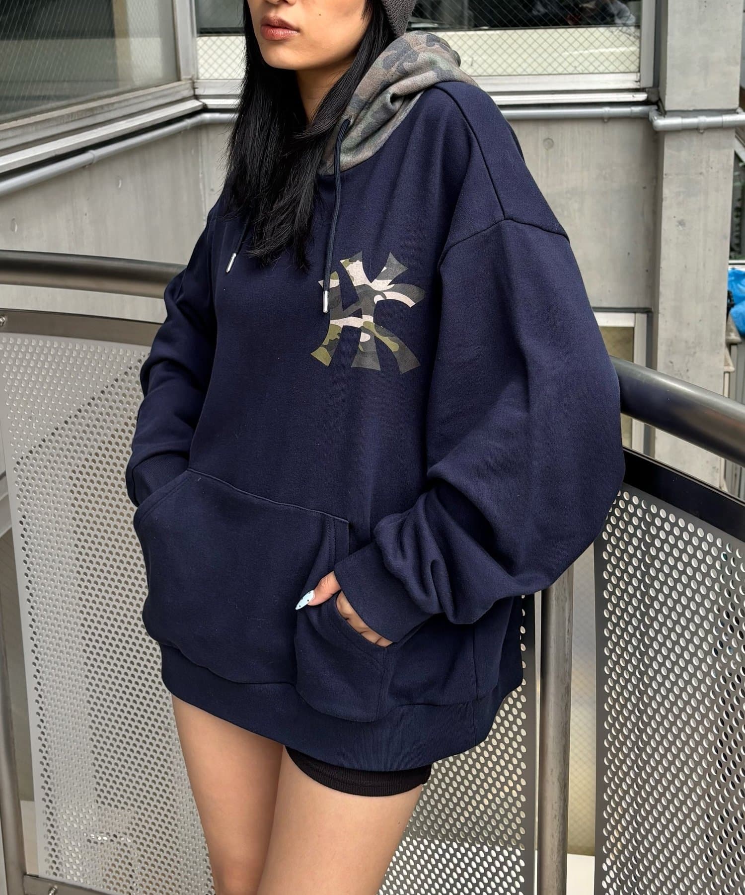 OUTLET(アウトレット) 【WHO'S WHO gallery】KOOKYN KYカモ柄切り替えパーカー