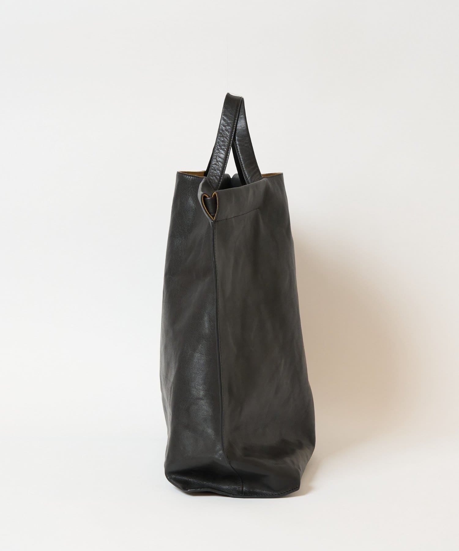 値下げ✩︎⡱BEARDSLEY ビアズリー チャーム付きレザートート Bea Mombaers》レザートートバッグ | BEARDSLEY(ビアズリー)レディース