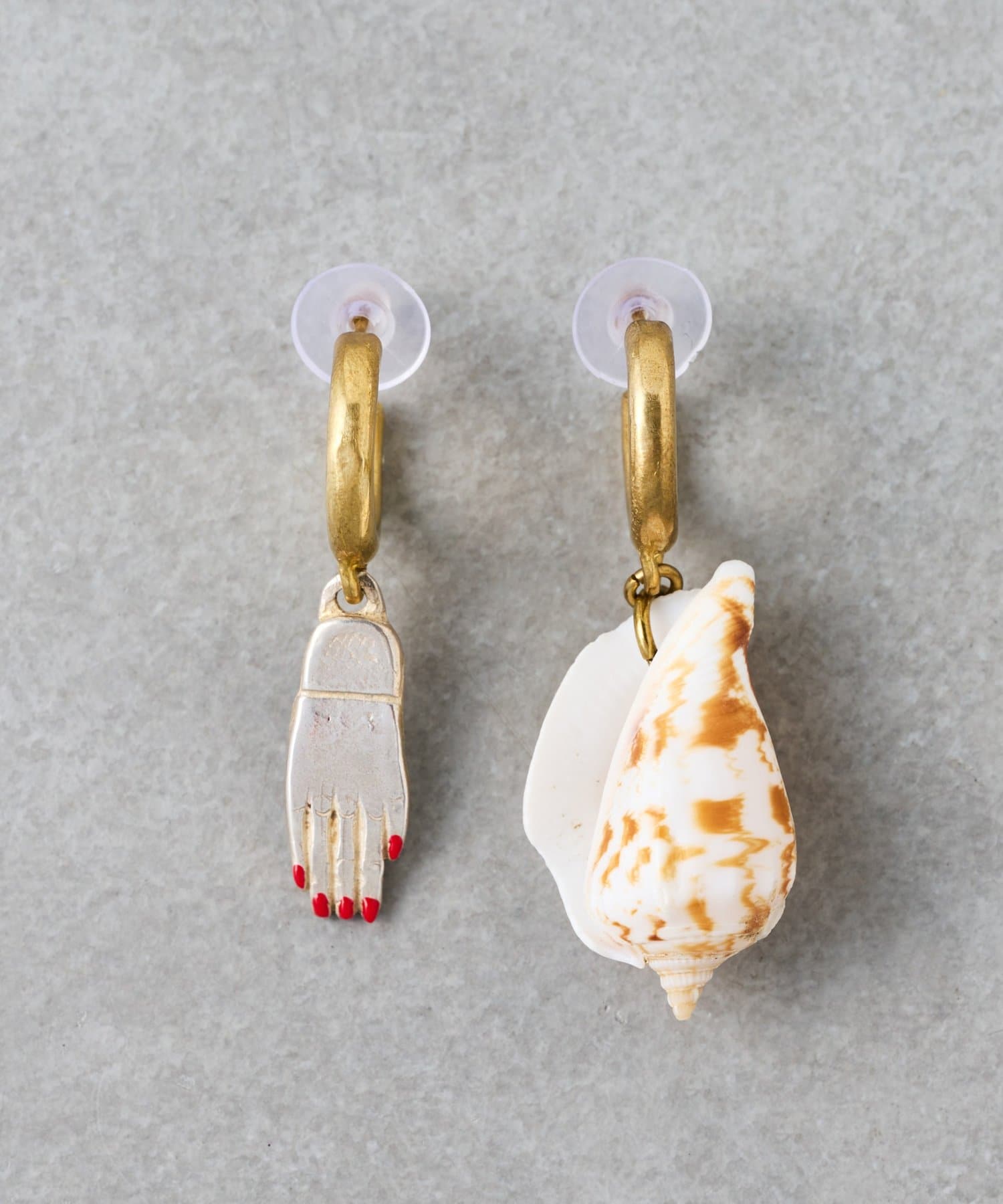 BEARDSLEY(ビアズリー) 《CIRCO》シェル&ハンドモチーフピアス